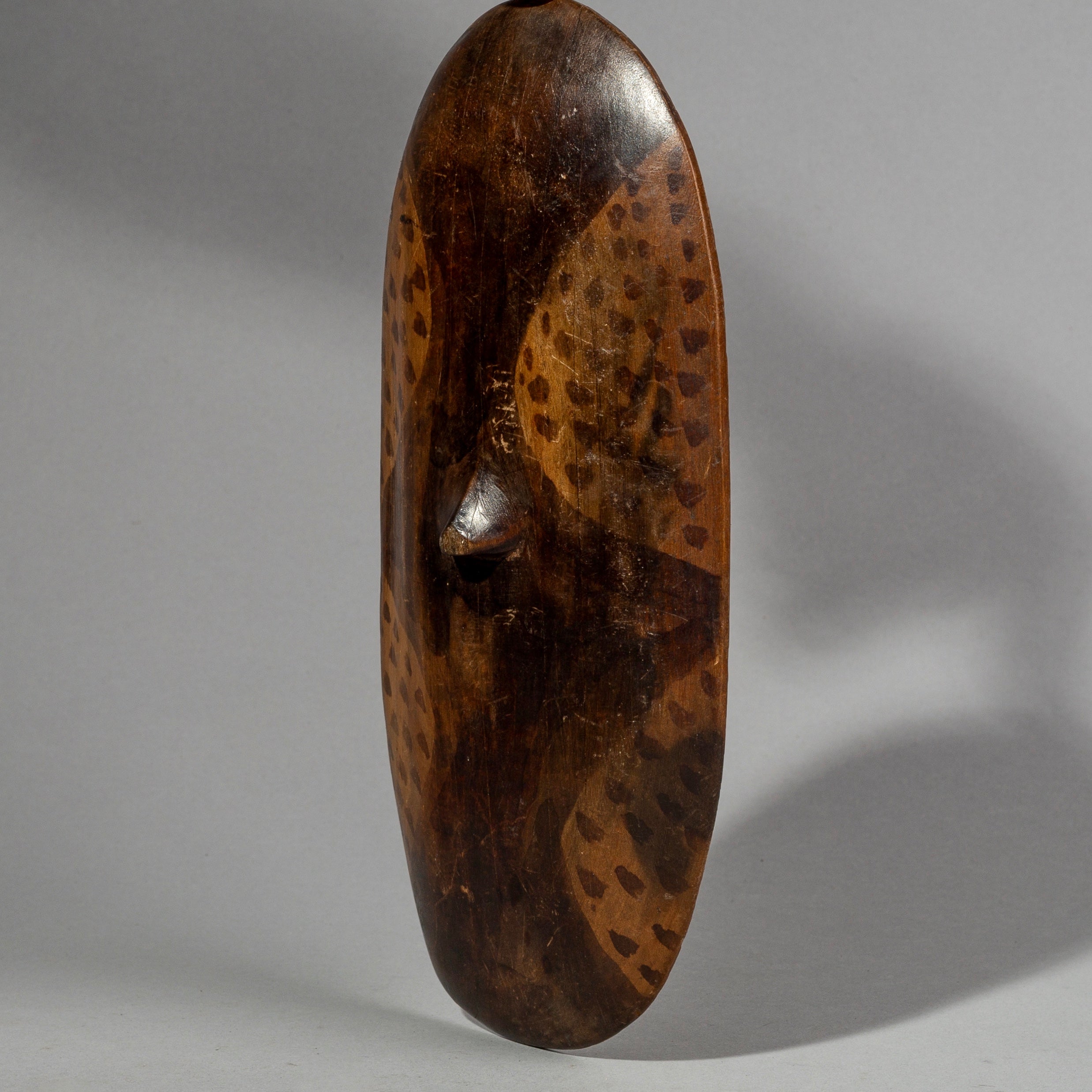 A SMALL WOODEN SHIELD FROM KENYA, EAST AFRICA( No 1654)