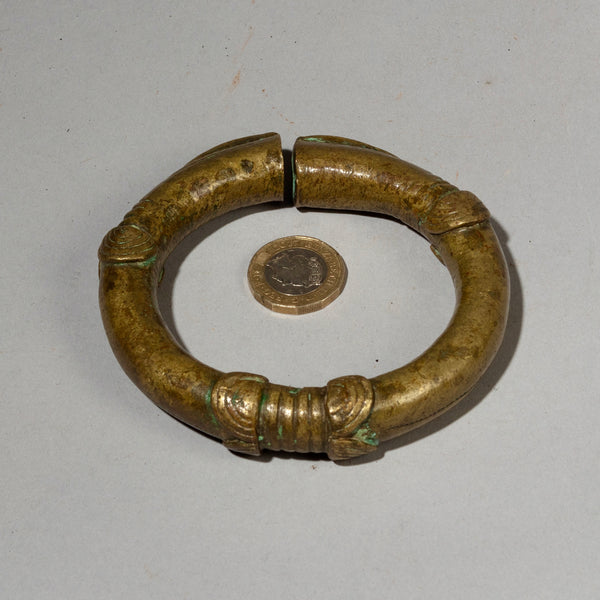 A QUALITY 19THC BRASS BANGLE, GUERRE TRIBE OF THE IVORY COAST W. AFRICA ( No 2105)