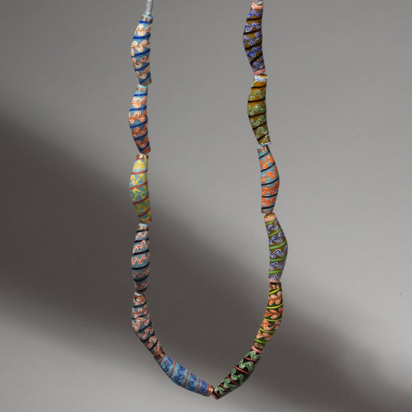 AN ATTRACTIVE MULTICOLOURED GLASS BEAD “FEATHERLITE” NECKLACE FROM JAVA ( No 2106)