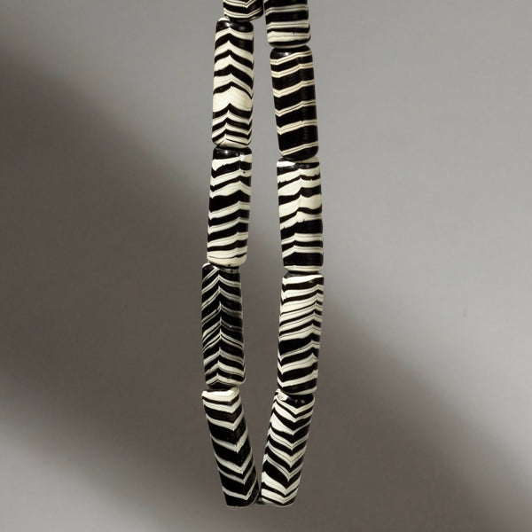 ZEBRA STRIPED GLASS BEAD NECKLACE FROM JAVA INDONESIA ( No 2137)