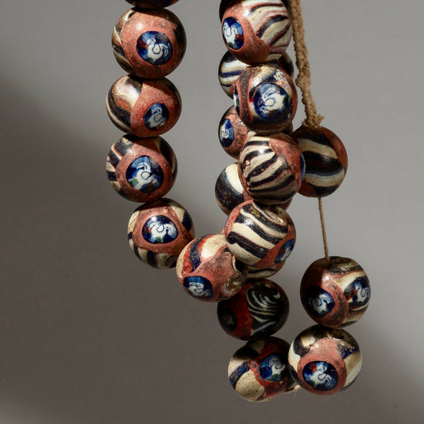 A PATTERNED SOLID GLASS NECKLACE FROM JAVA( No 2097)