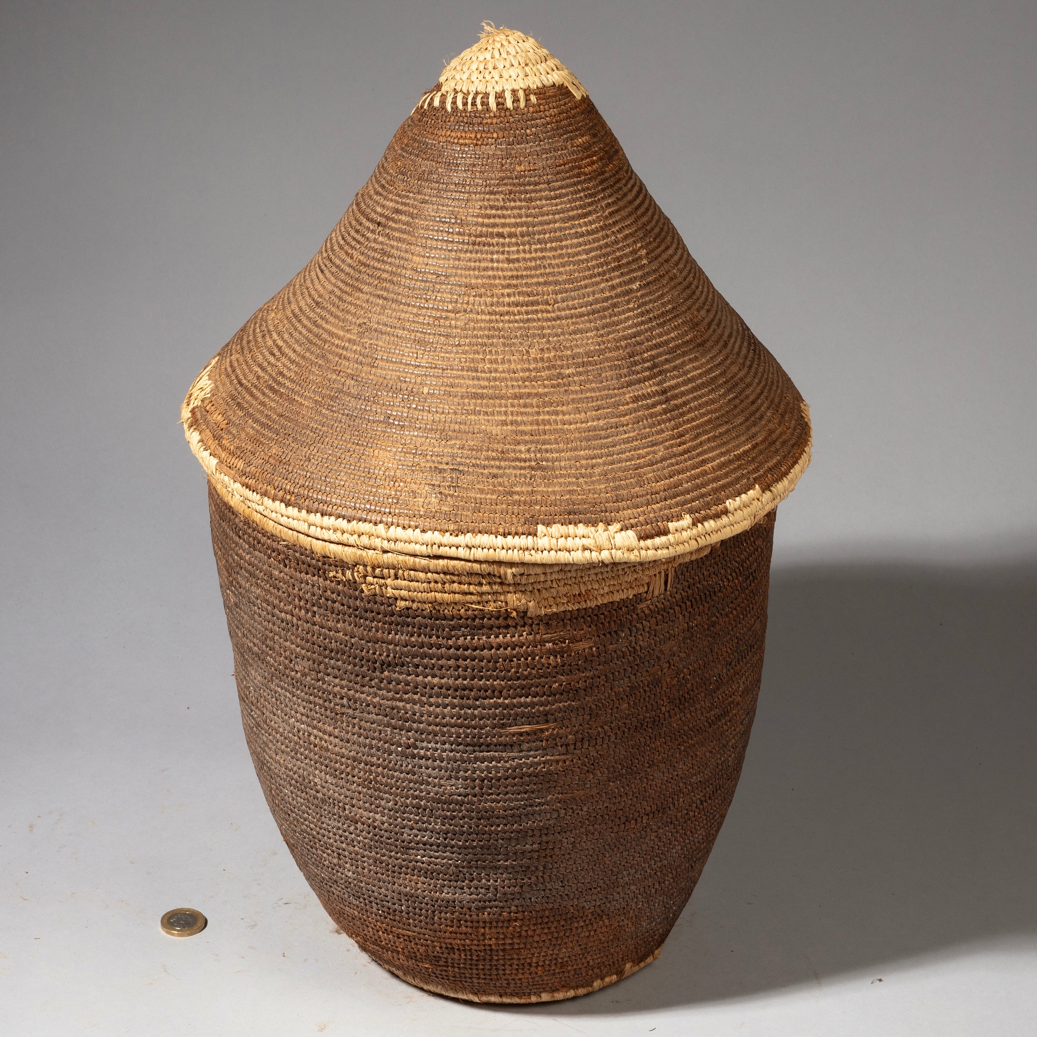 A LOVELY + LARGE FIBRE BASKET WITH LID FROM TUTSI TRIBE RWANDA ( No 2164)
