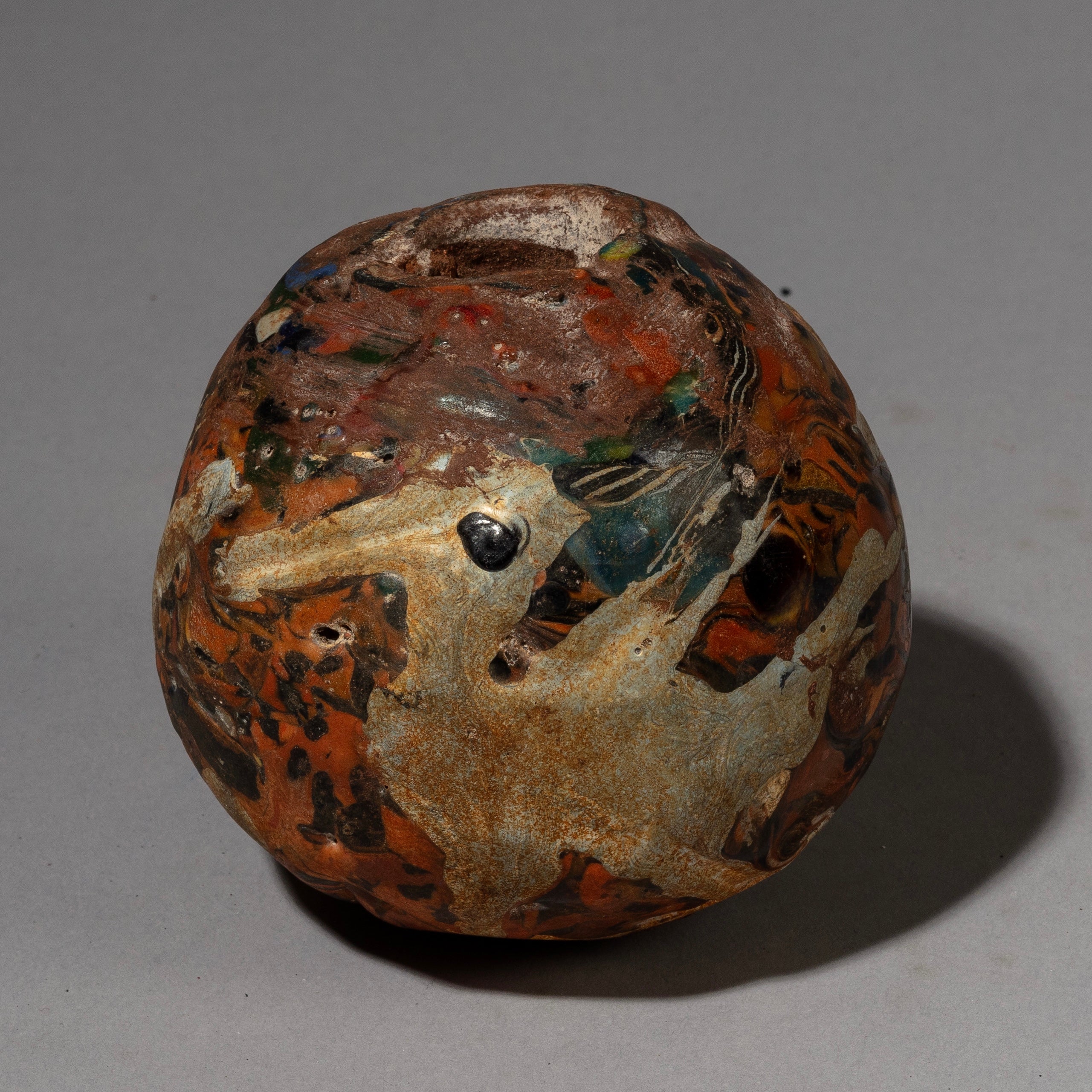 A LARGE GLASS BEAD FEATURING BIRDS, FROM JAVA( No 1864)