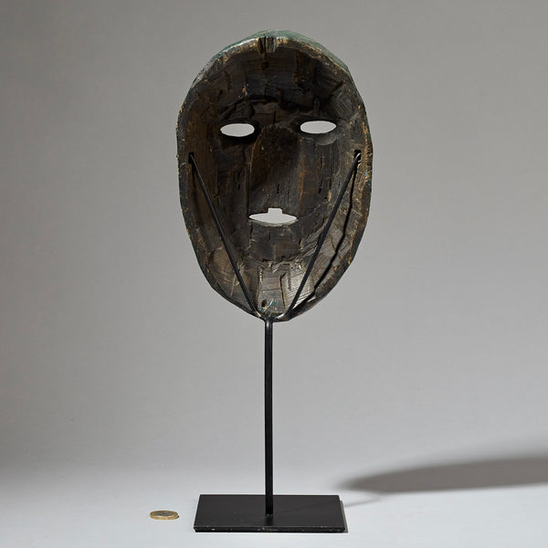 A STRIKING LAMPUNG MASK FROM INDONESIA (No 3050 )