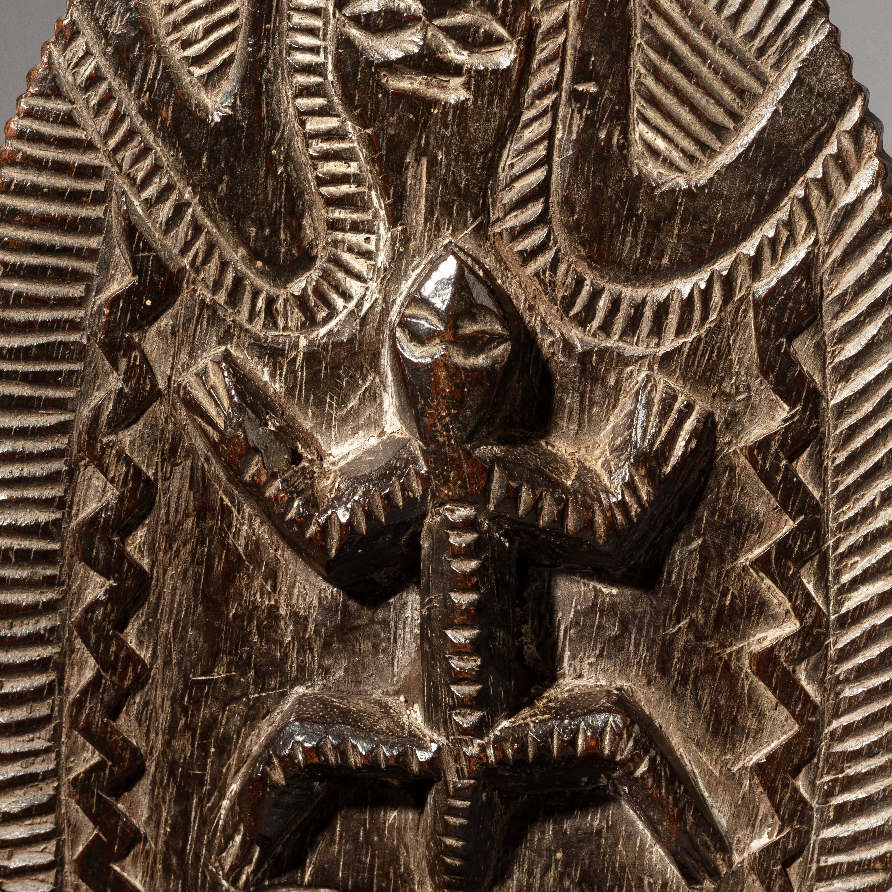 A FINELY ENGRAVED kOLA NUT CONTAINER FROM YORUBA TRIBE NIGERIA, WEST AFRICA ( No 1322)
