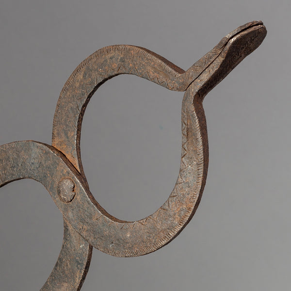 SD A CURRENCY PAIR OF FORGING TONGS FROM CHAMBA TRIBE, NIGERIA (No 1753 )