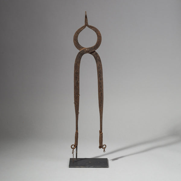 SD A CURRENCY PAIR OF FORGING TONGS FROM CHAMBA TRIBE, NIGERIA (No 1753 )