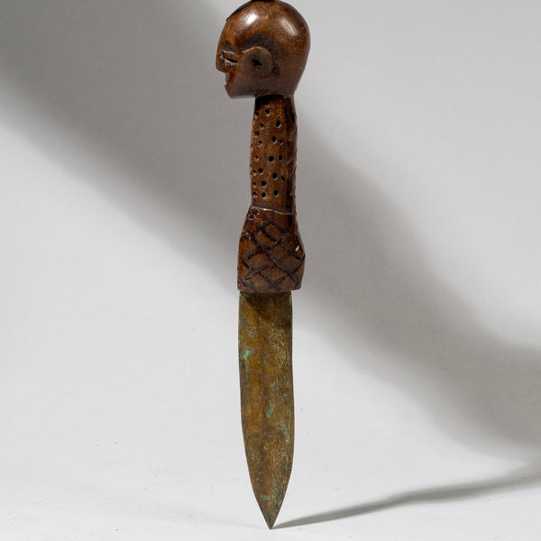 A FINE FIGURATIVE KNIFE FROM THE TABWA TRIBE OF TANZANIA E.AFRICA ( No 825)
