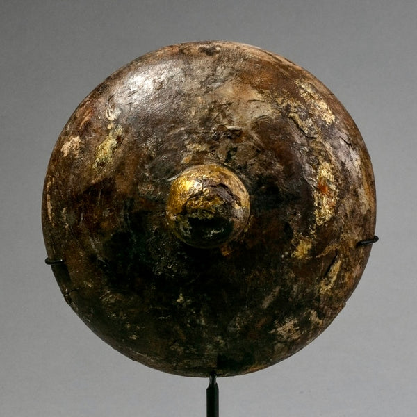 A WELL PATINATED SPINNING TOP FROM INDONESIA( No 424)