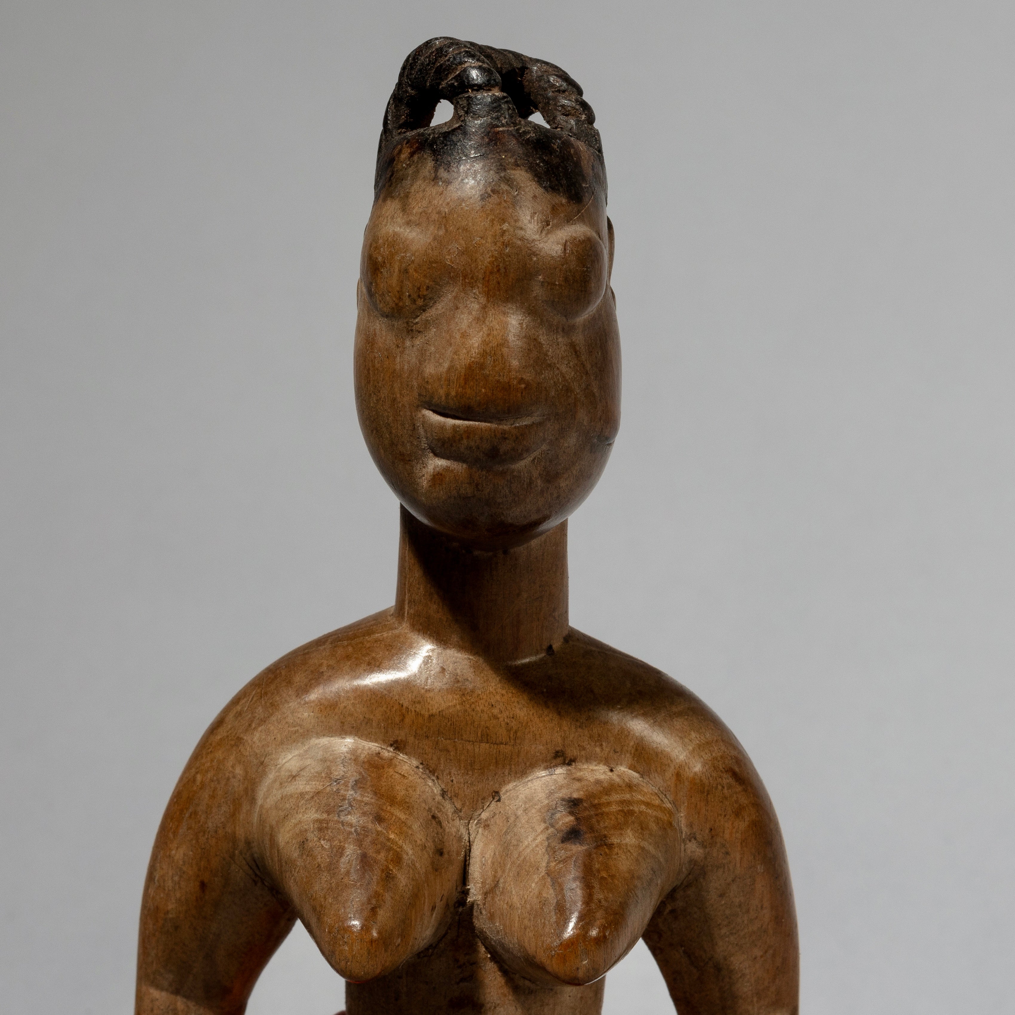 A GLOSSILY PATINATED EWE VENAVI WITH WORN FACE + TRIBAL HAIRSTYLE ( No 1724)