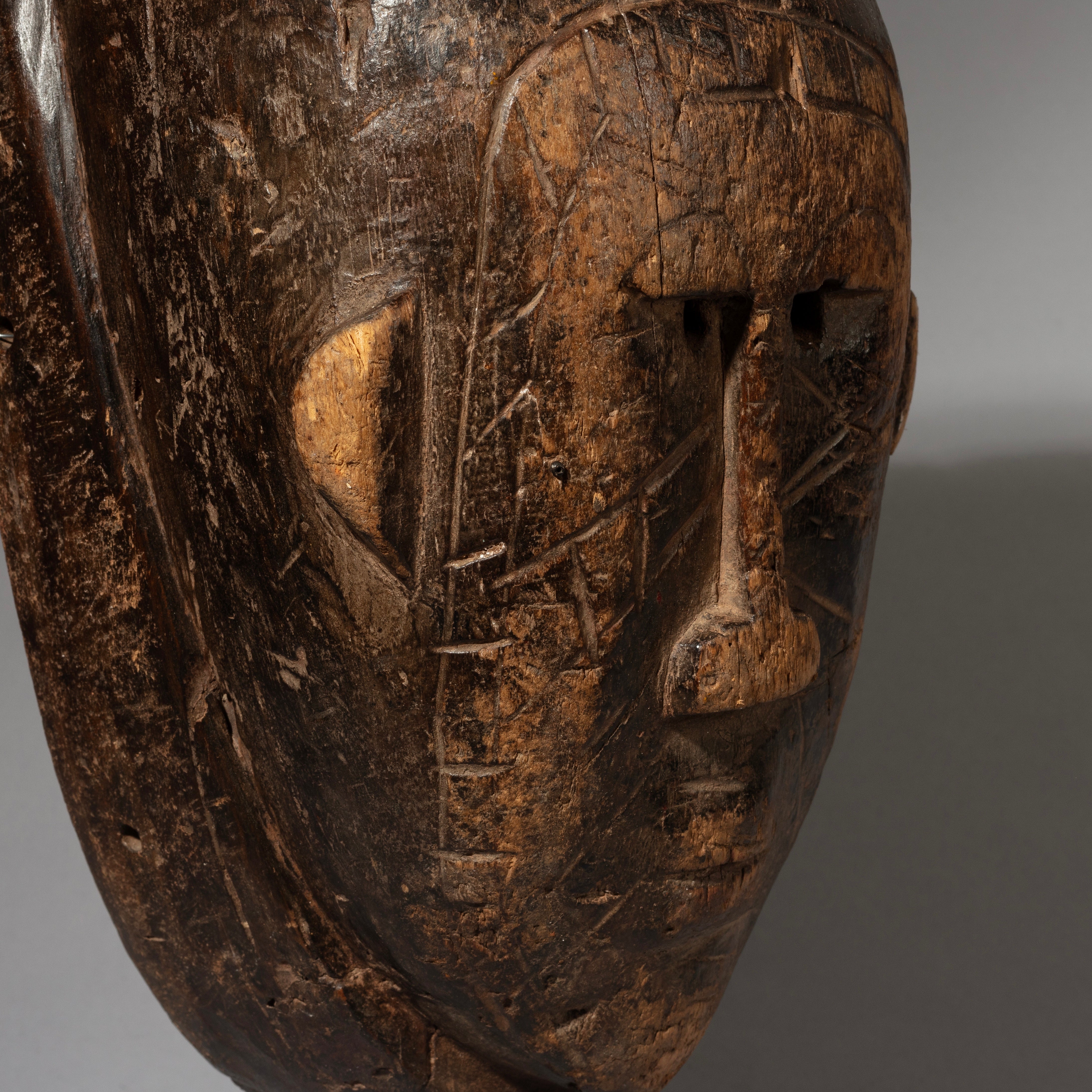 A WELL PATINATED MASK FROM BURKINA FASO, WEST AFRICA ( No 1573)