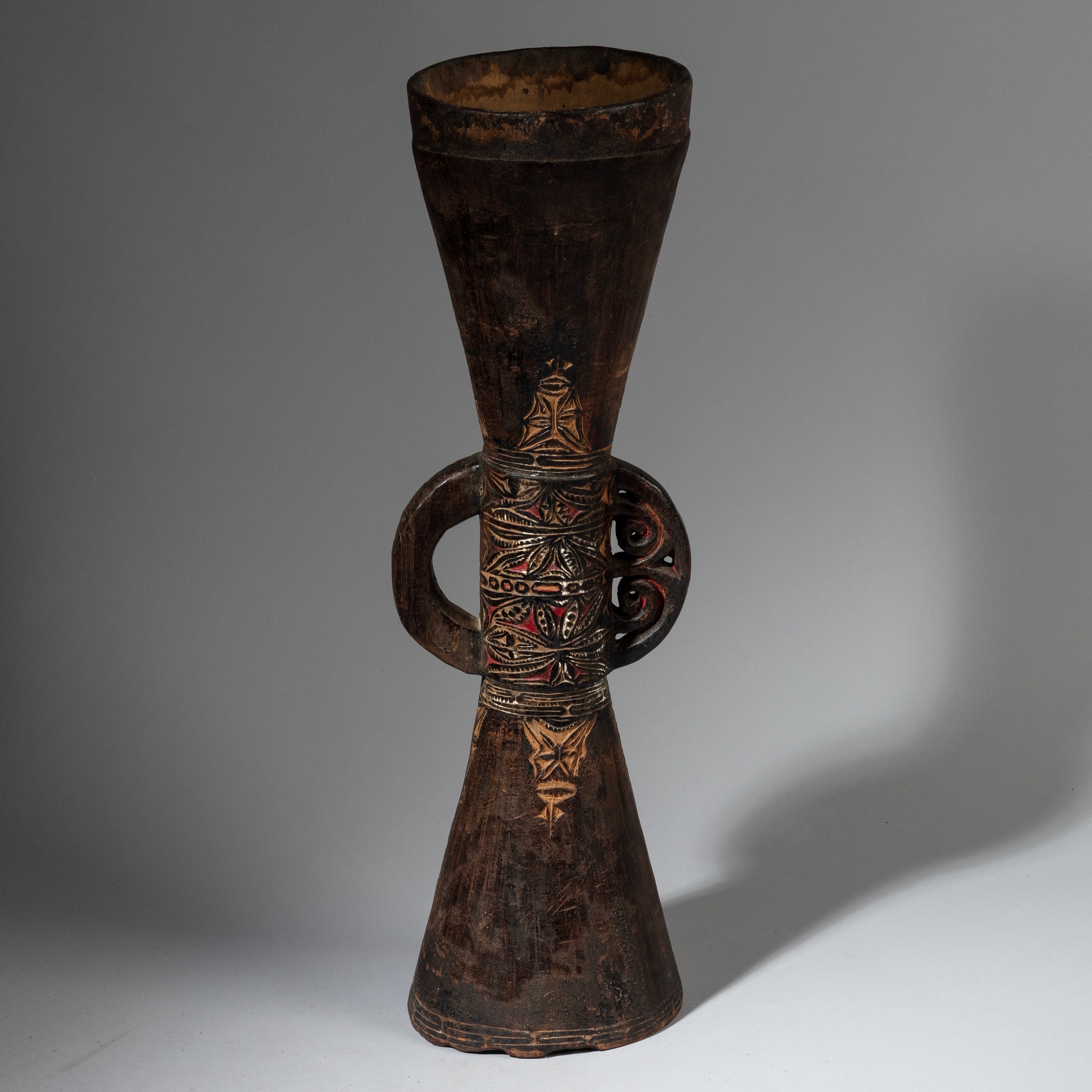 AN OLD ENGRAVED WOODEN DRUM FROM PAPUA NEW GUINEA EX UK COLL.( No 1480 )