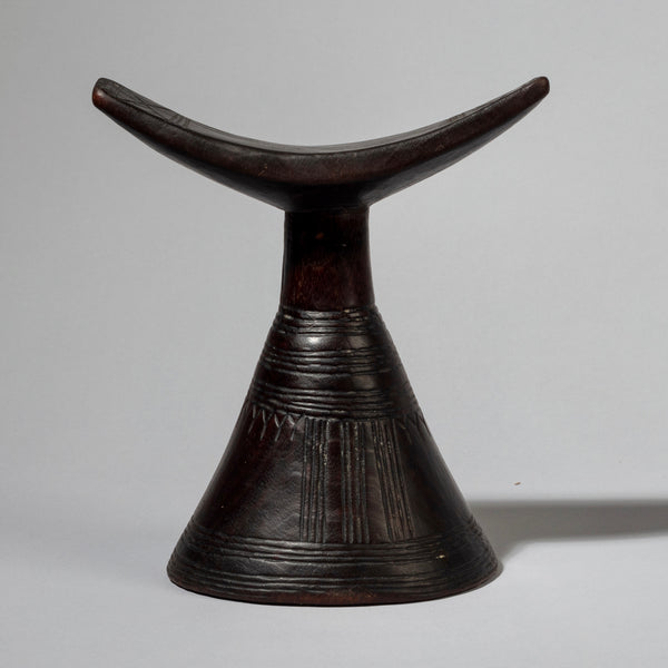 A PRETTY ETHIOPIAN HEADREST WITH REFINED ENGRAVINGS( No 1526)