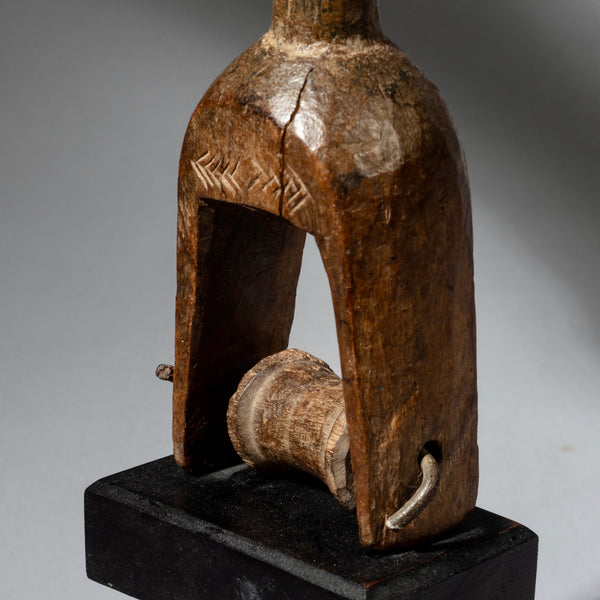 A PRETTY BAOULE HEDDLE PULLEY FROM IVORY COAST W. AFRICA ( No 1496)