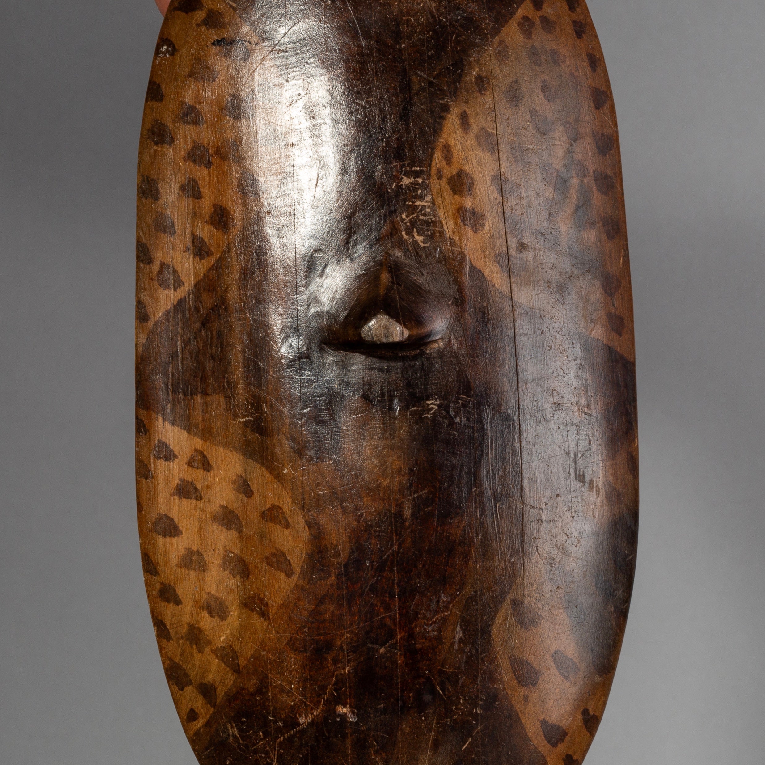 A SMALL WOODEN SHIELD FROM KENYA, EAST AFRICA( No 1654)