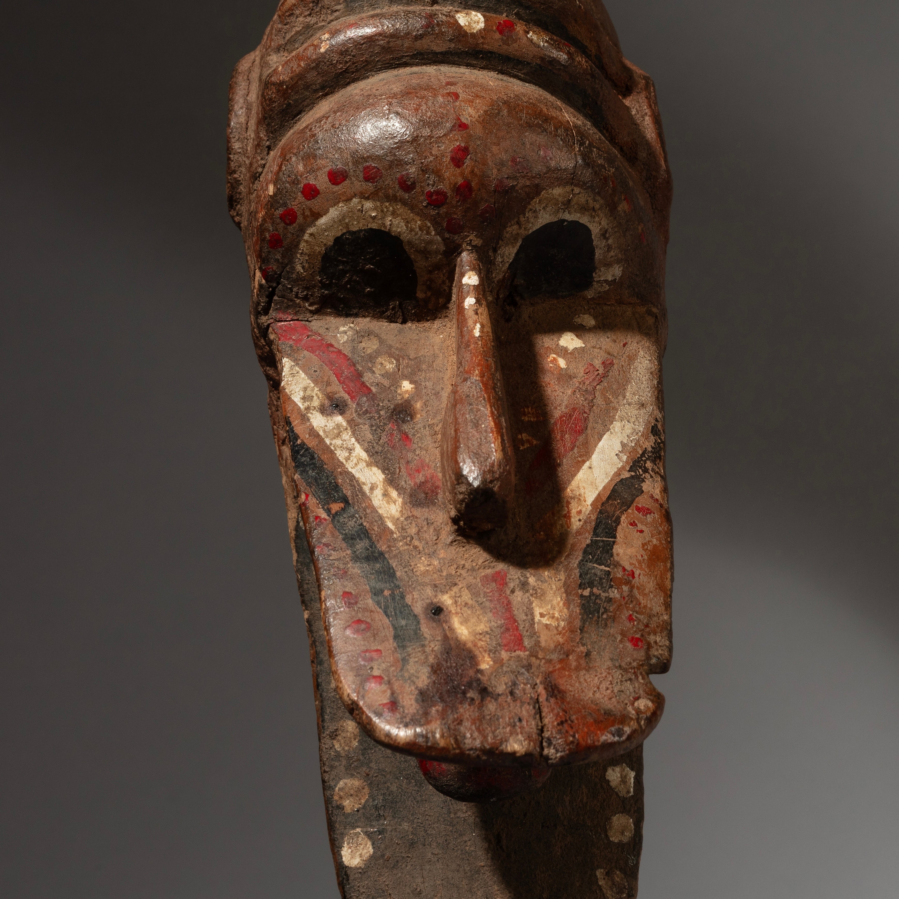 A RARE PASSPORT MASK WITH REMNANTS OF PAINT, MOSSI TRIBE OF BURKINA FASO W AFRICA ( No 2876 )