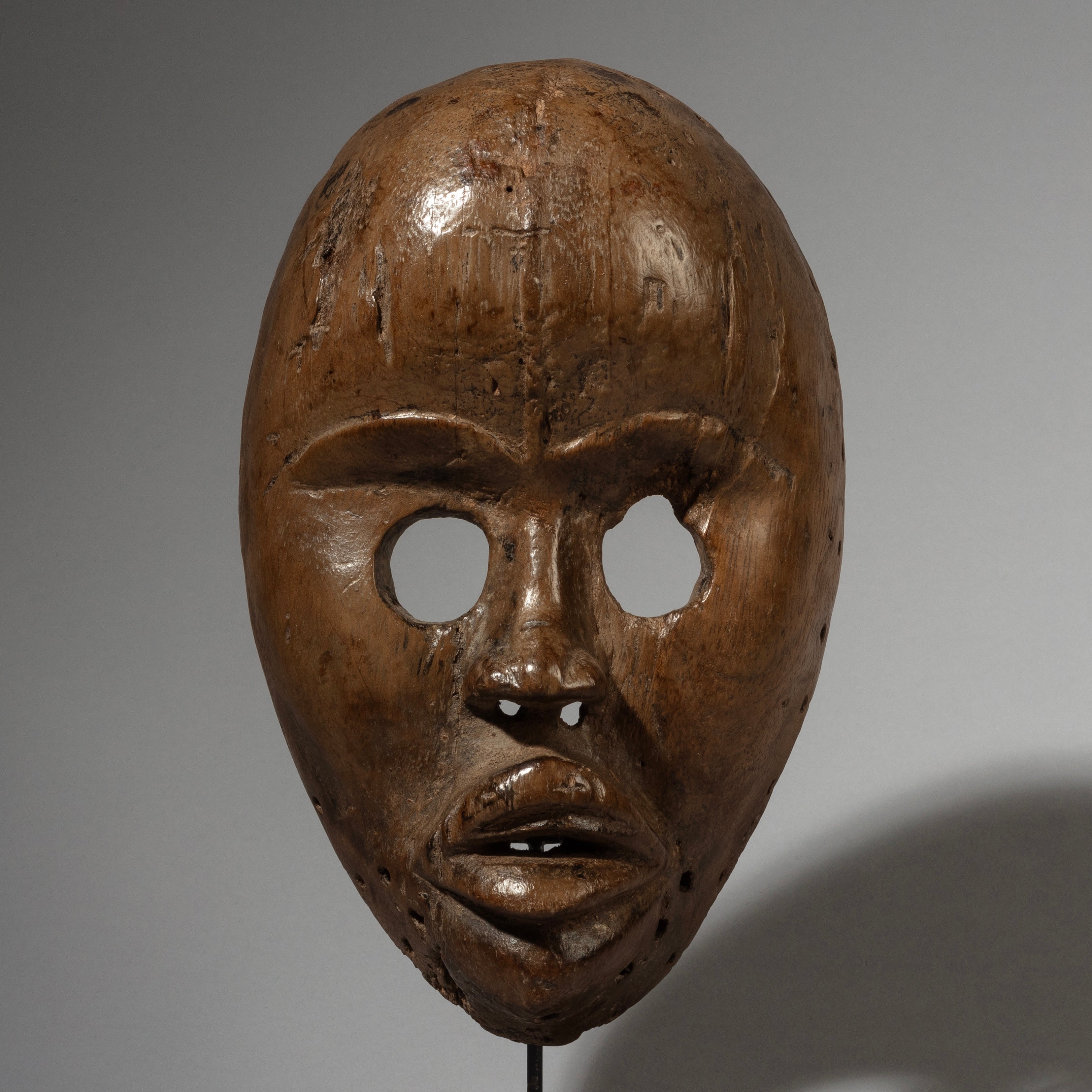 A SMOOTHLY  PATINATED  DAN MASK FROM THE IVORY COAST ( No 2961 )