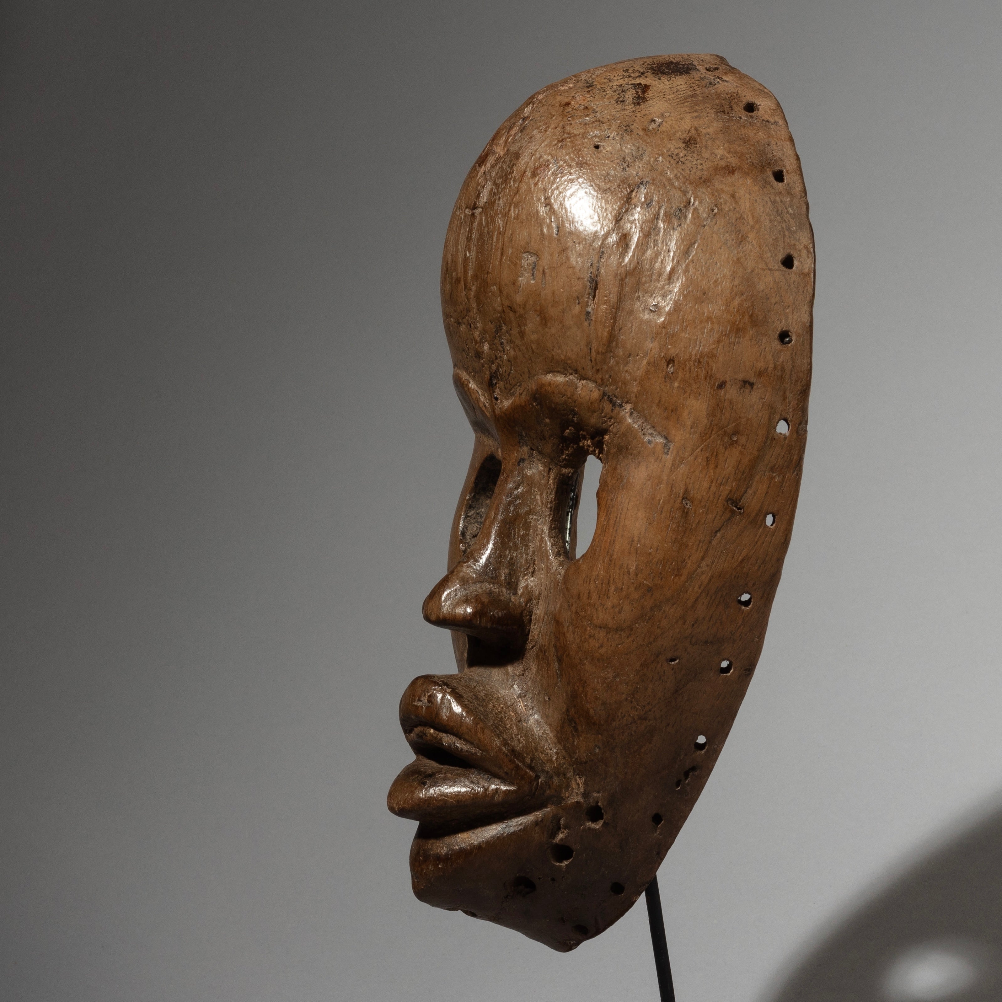 A SMOOTHLY  PATINATED  DAN MASK FROM THE IVORY COAST ( No 2961 )