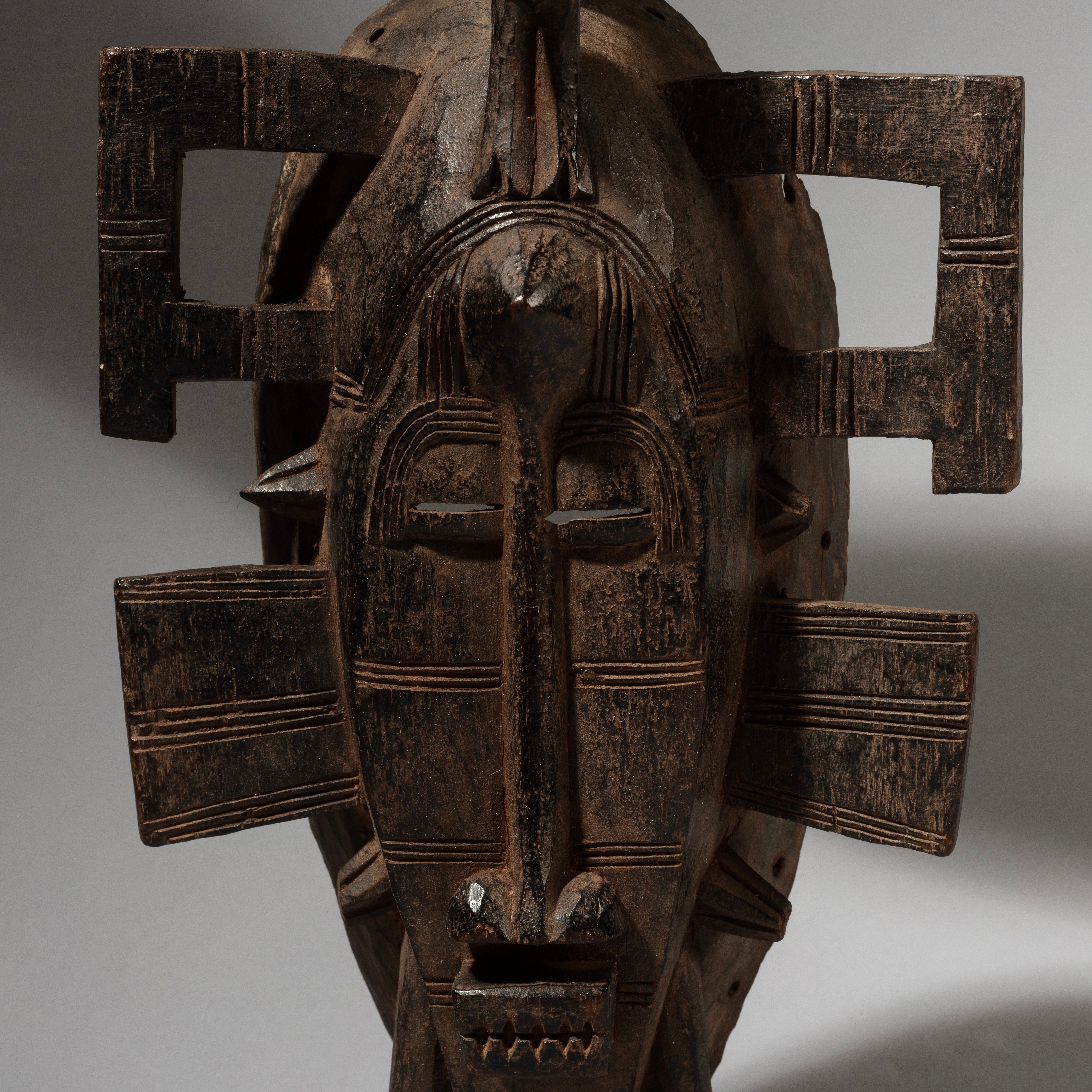 AN ANGULAR KPELIYE’E BIRD MASK, SENOUFO TRIBE BURKINA FASO ( No 2903 )