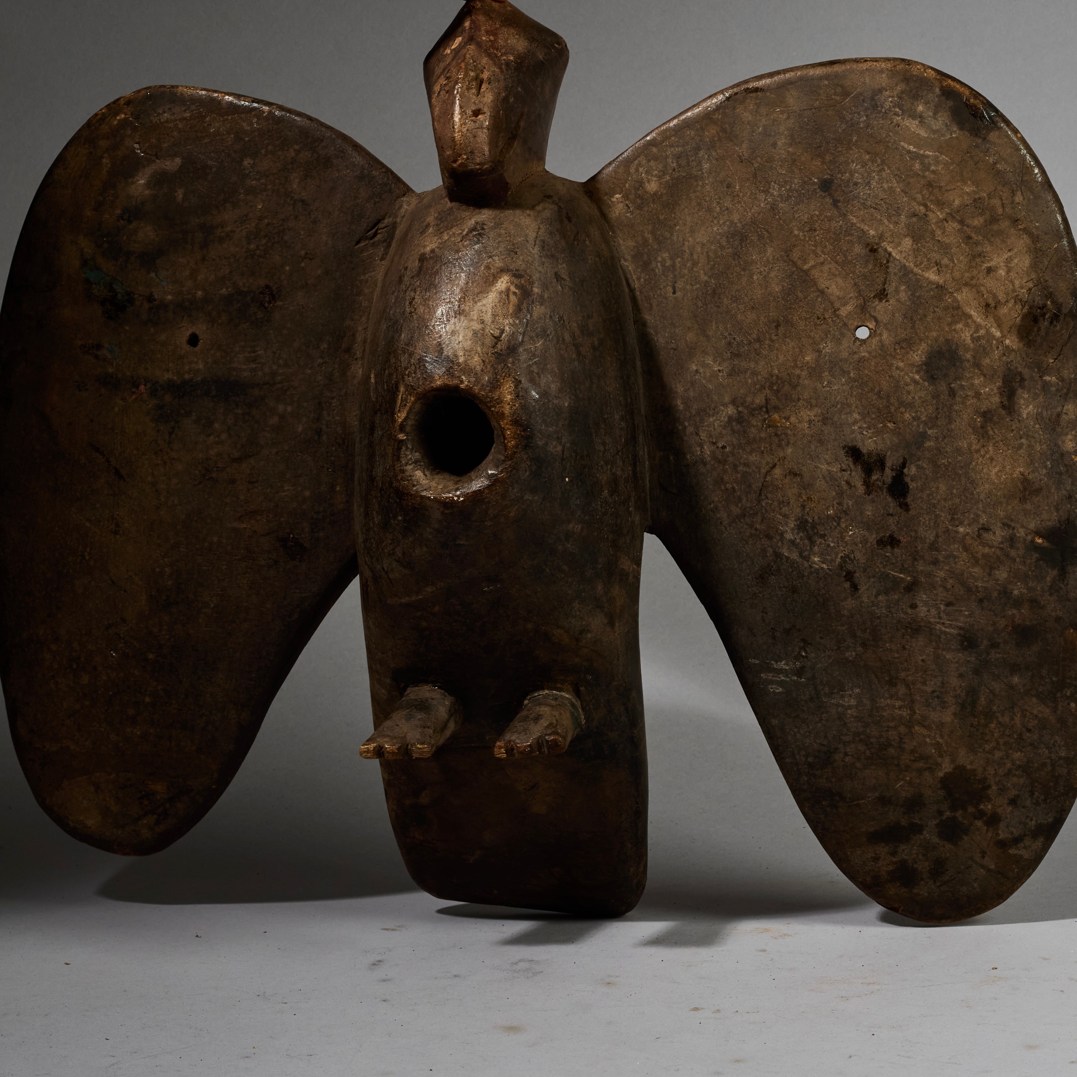 AN ENGRAVED FARMERS TROPHY BIRD, SENOUFO TRIBE OF THE IVORY COAST W.AFRICA ( No 6225 )