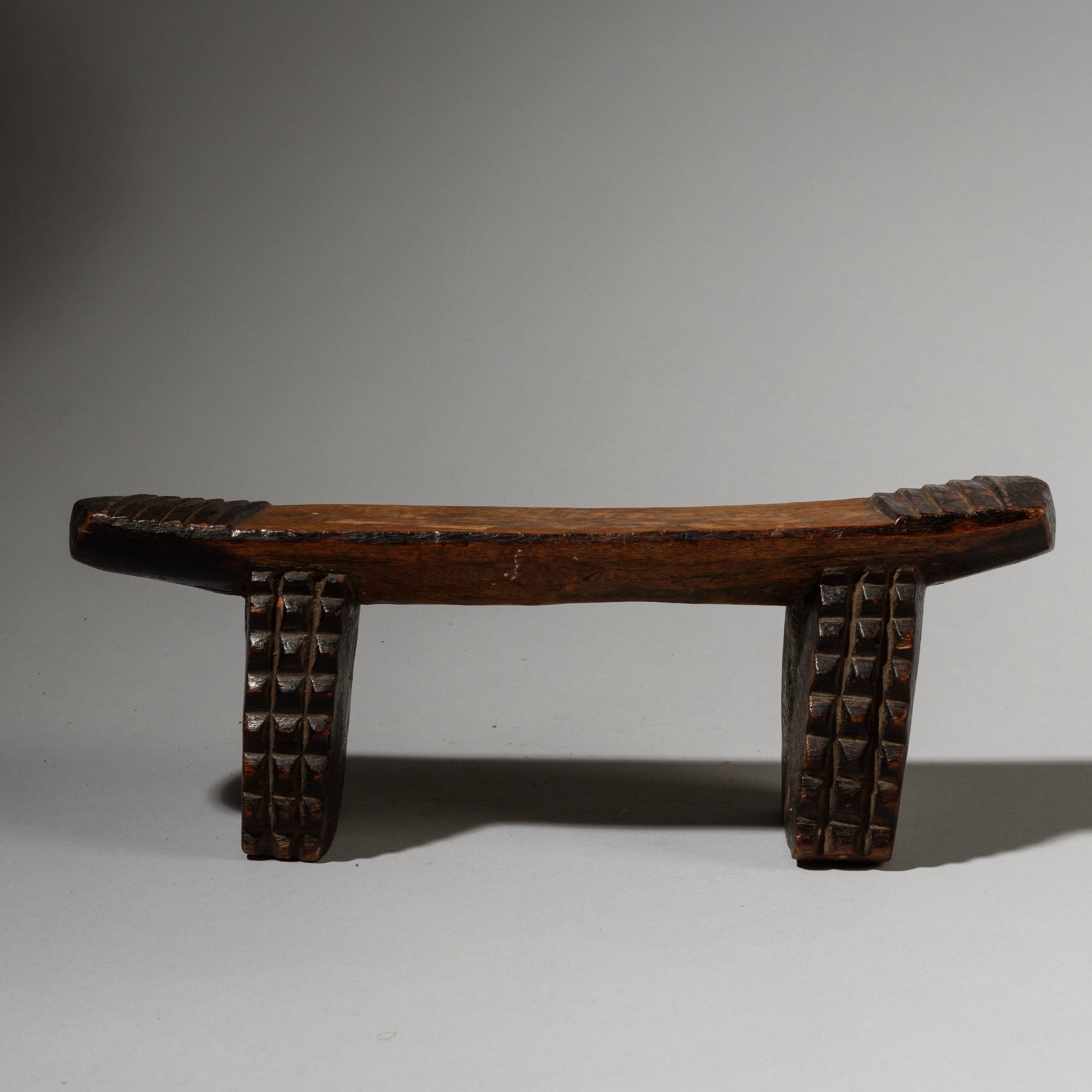 A SMALL HEADREST FROM THE ZULU TRIBE SOUTH AFRICA ( No 2917 )