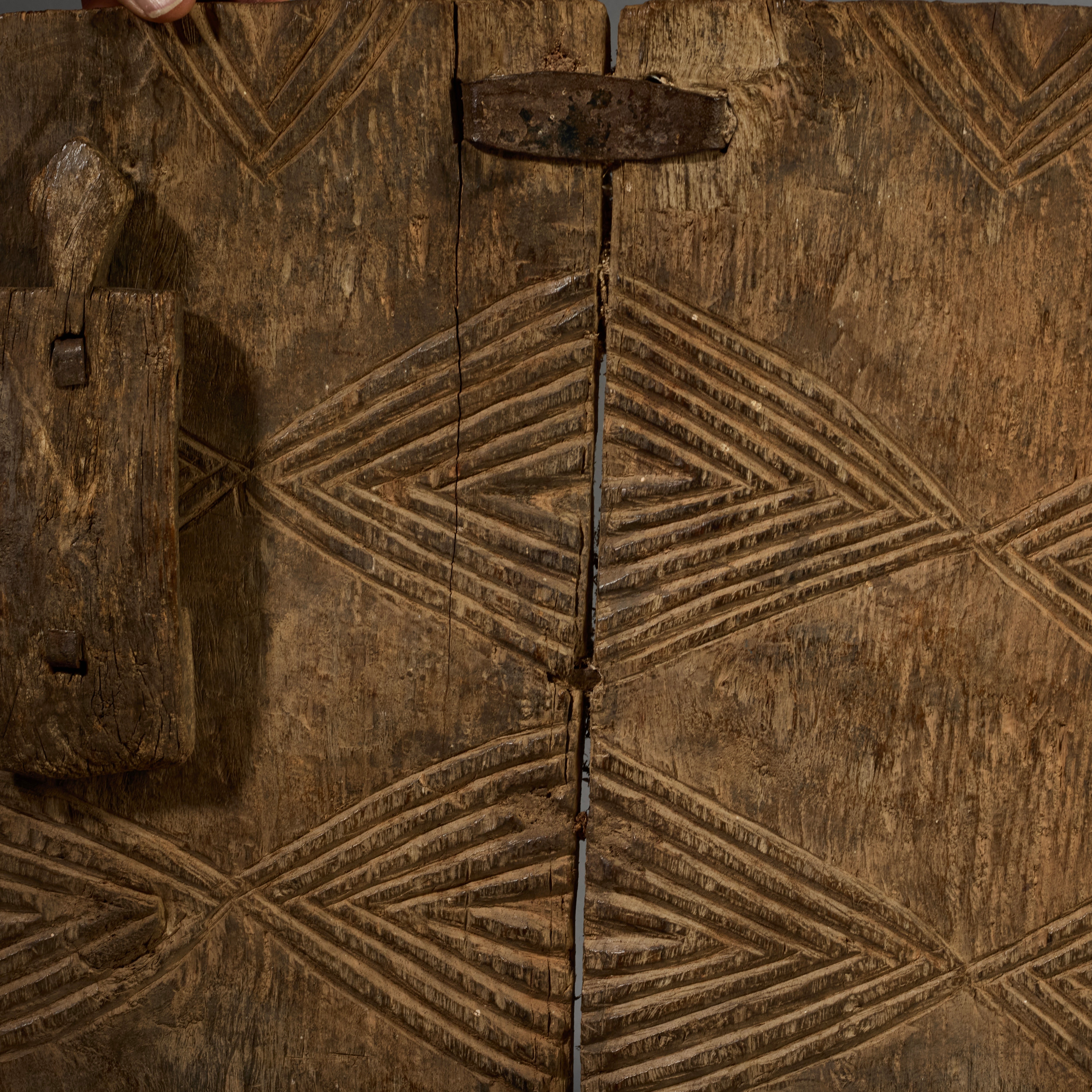 A SIMPLE,  OLD PATINATED DOGON GRANARY SHUTTER, FROM MALI ( No 6218)