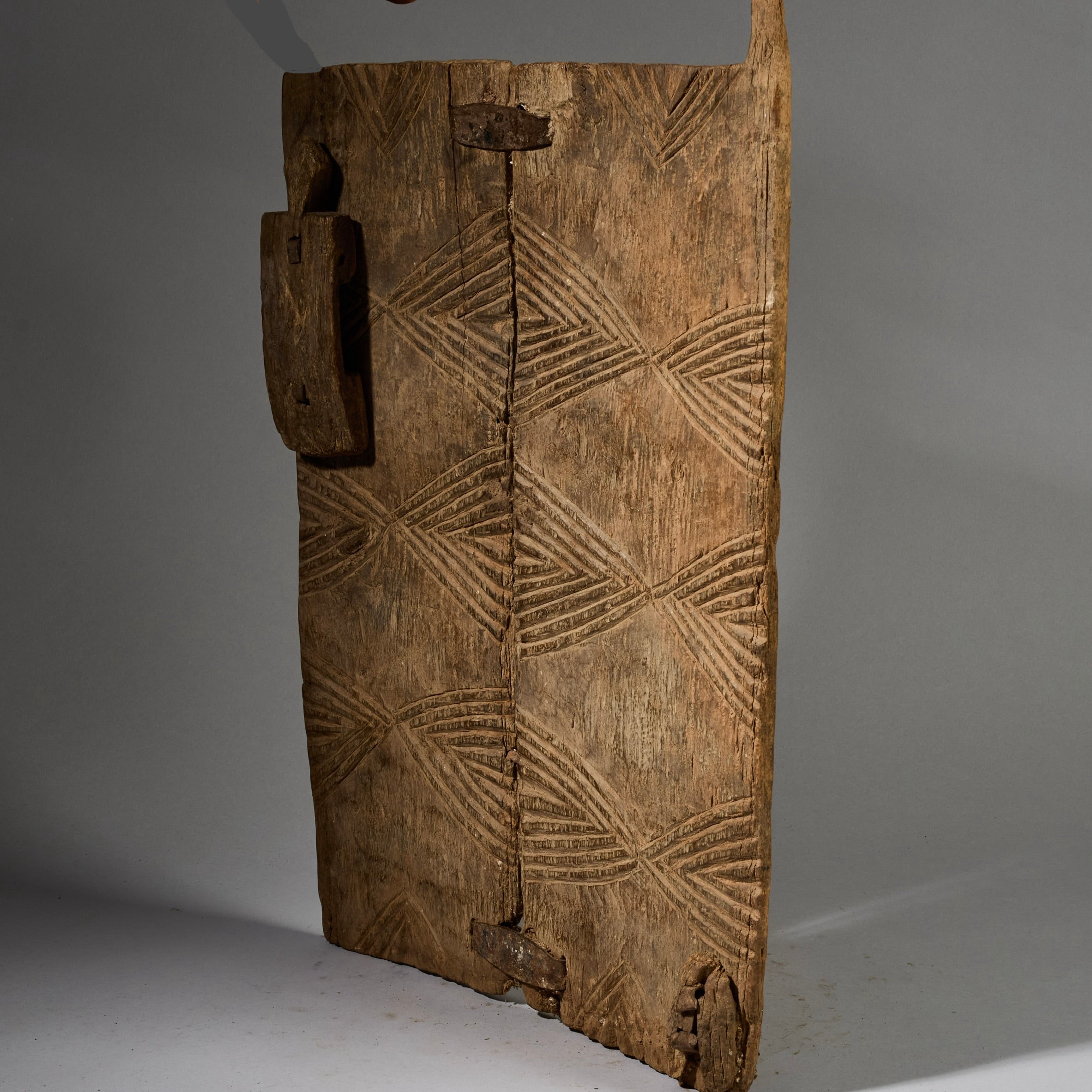 A SIMPLE,  OLD PATINATED DOGON GRANARY SHUTTER, FROM MALI ( No 6218)