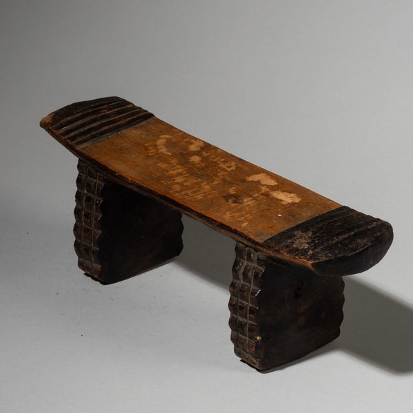 A SMALL HEADREST FROM THE ZULU TRIBE SOUTH AFRICA ( No 2917 )