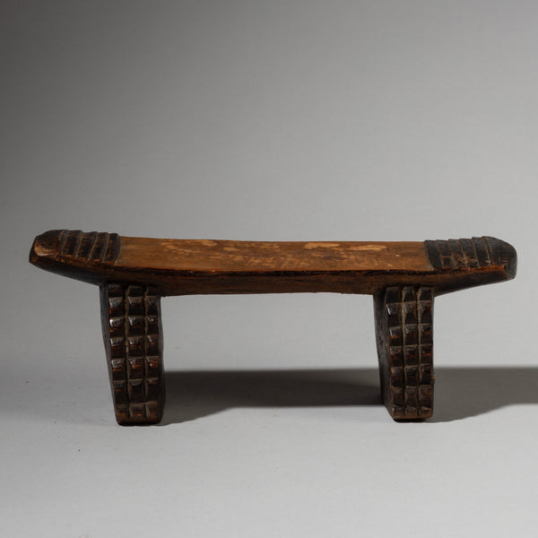 A SMALL HEADREST FROM THE ZULU TRIBE SOUTH AFRICA ( No 2917 )