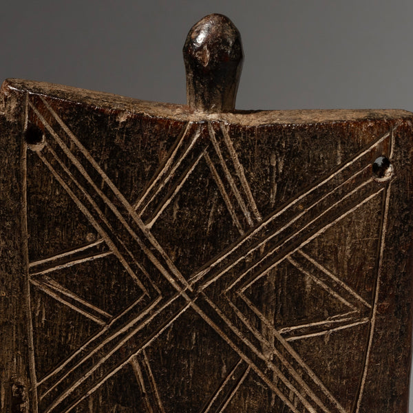 A GRAPHIC ENGRAVED SENUFO HEDDLE PULLEY , FROM IVORY COAST W. AFRICA ( No 2935 )