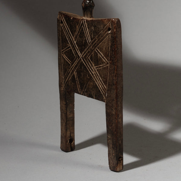 A GRAPHIC ENGRAVED SENUFO HEDDLE PULLEY , FROM IVORY COAST W. AFRICA ( No 2935 )