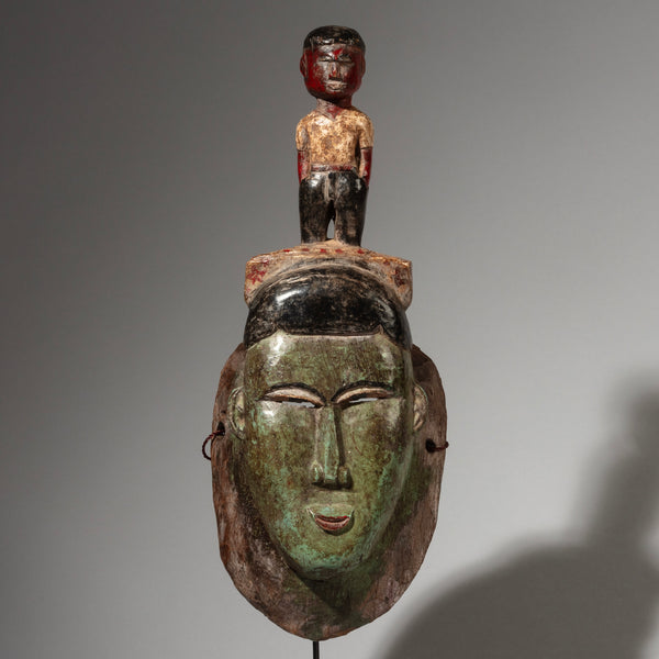 A PRETTY PAINTED MASK WITH FIGURE ON TOP, BAULE TRIBE IVORY COAST, (No 2947 )