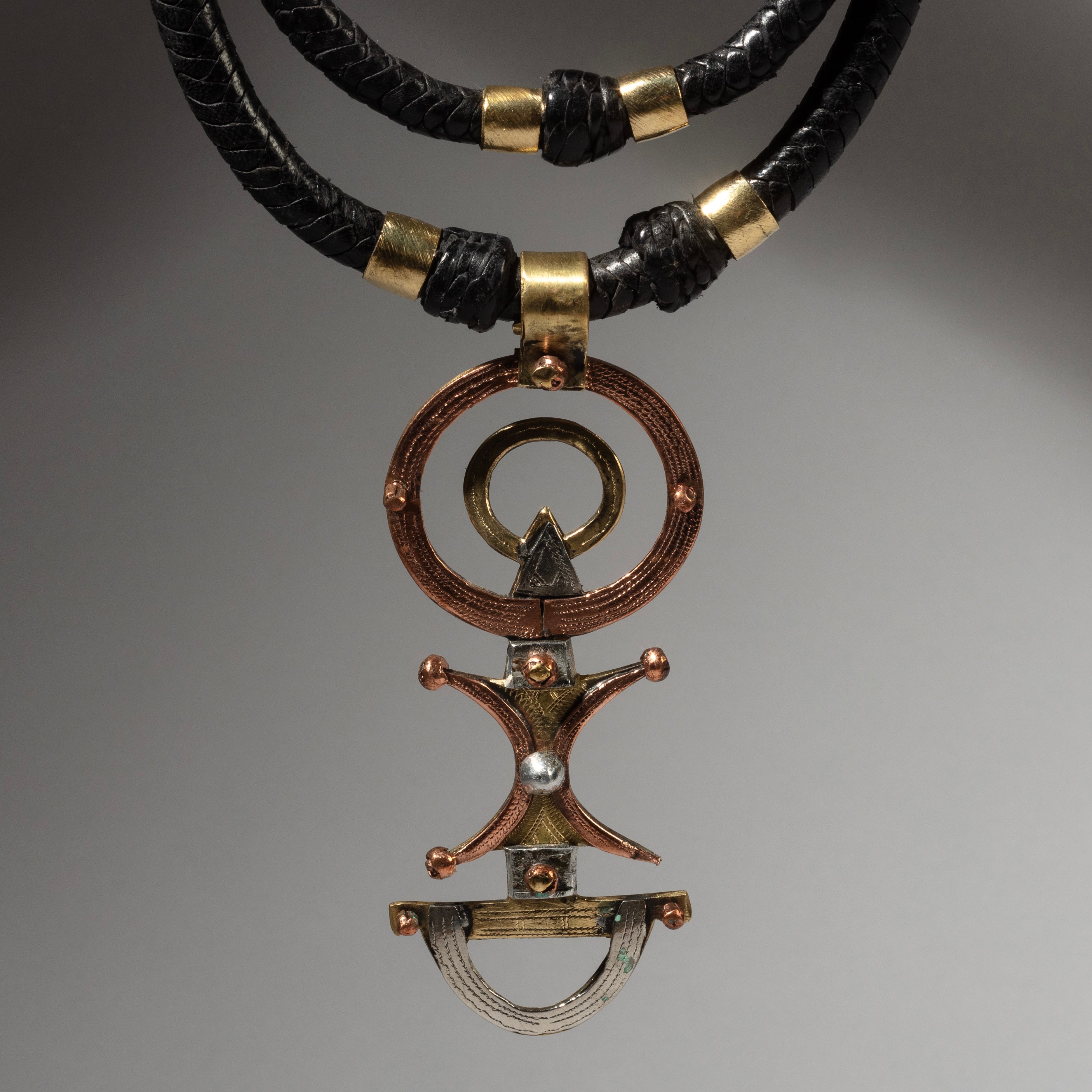 AN ICONIC NECKLACE FROM THE TUAREG TRIBE OF NIGER, W.AFRICA ( No 2870 )