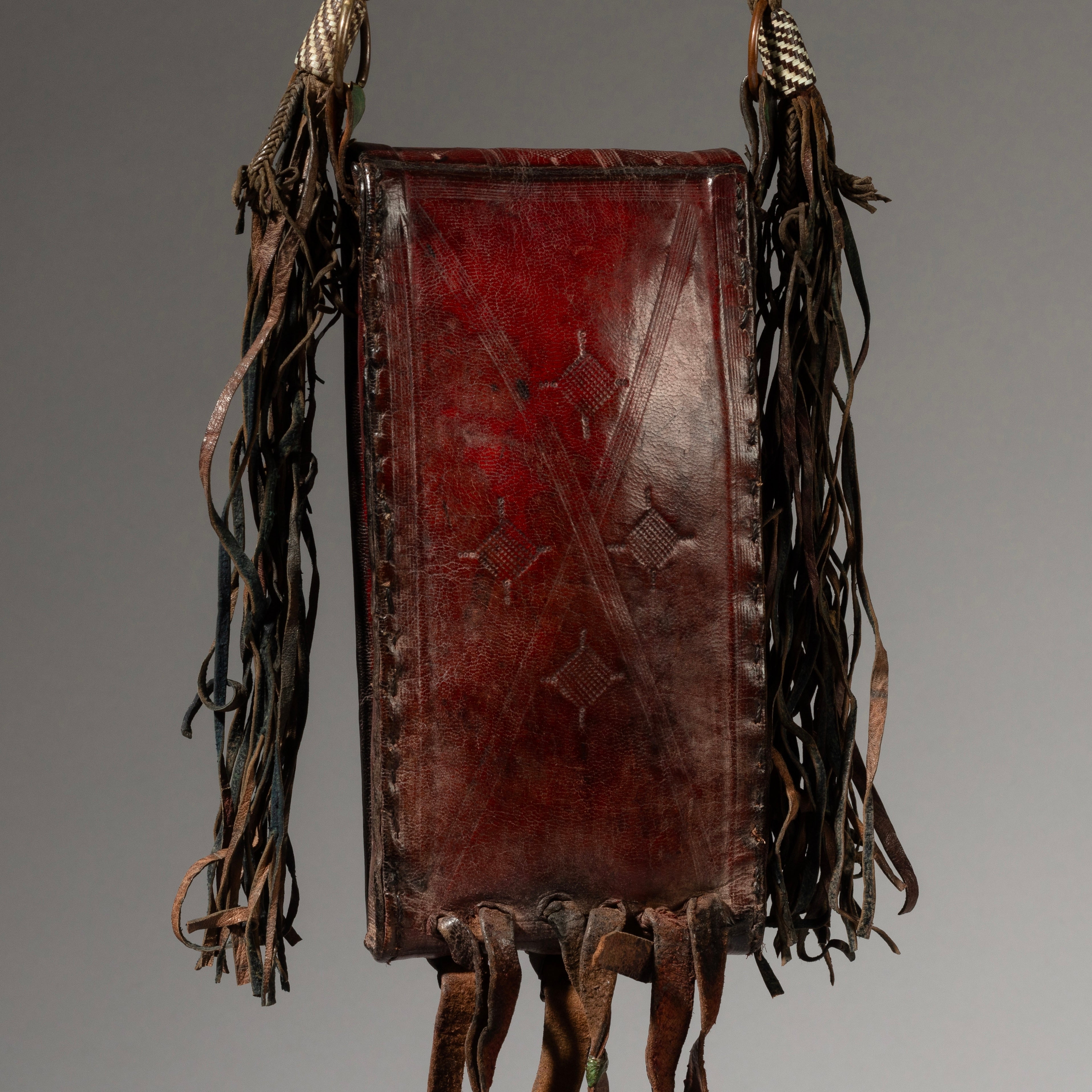 A TERRIFIC TUAREG LEATHER BAG FROM THE SAHARA, NIGER ( No 2949 )