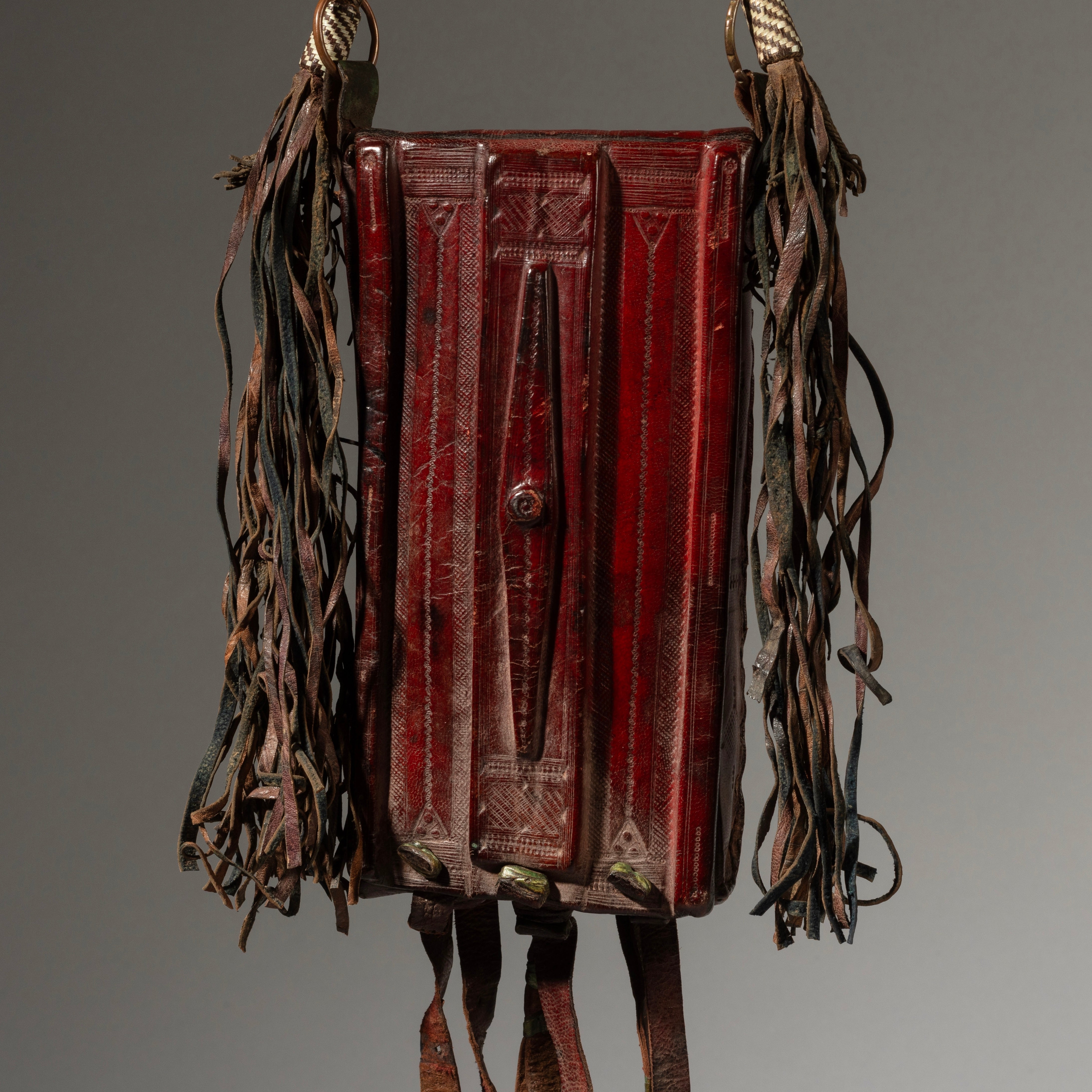 A TERRIFIC TUAREG LEATHER BAG FROM THE SAHARA, NIGER ( No 2949 )