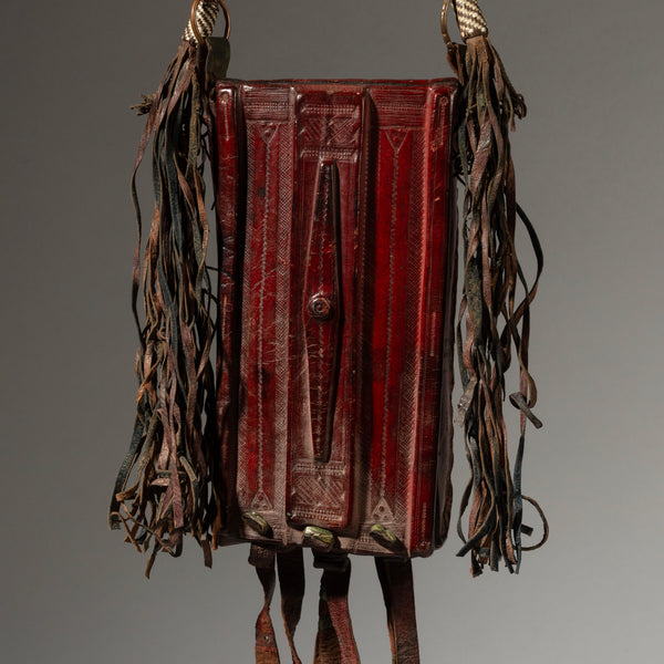 A TERRIFIC TUAREG LEATHER BAG FROM THE SAHARA, NIGER ( No 2949 )