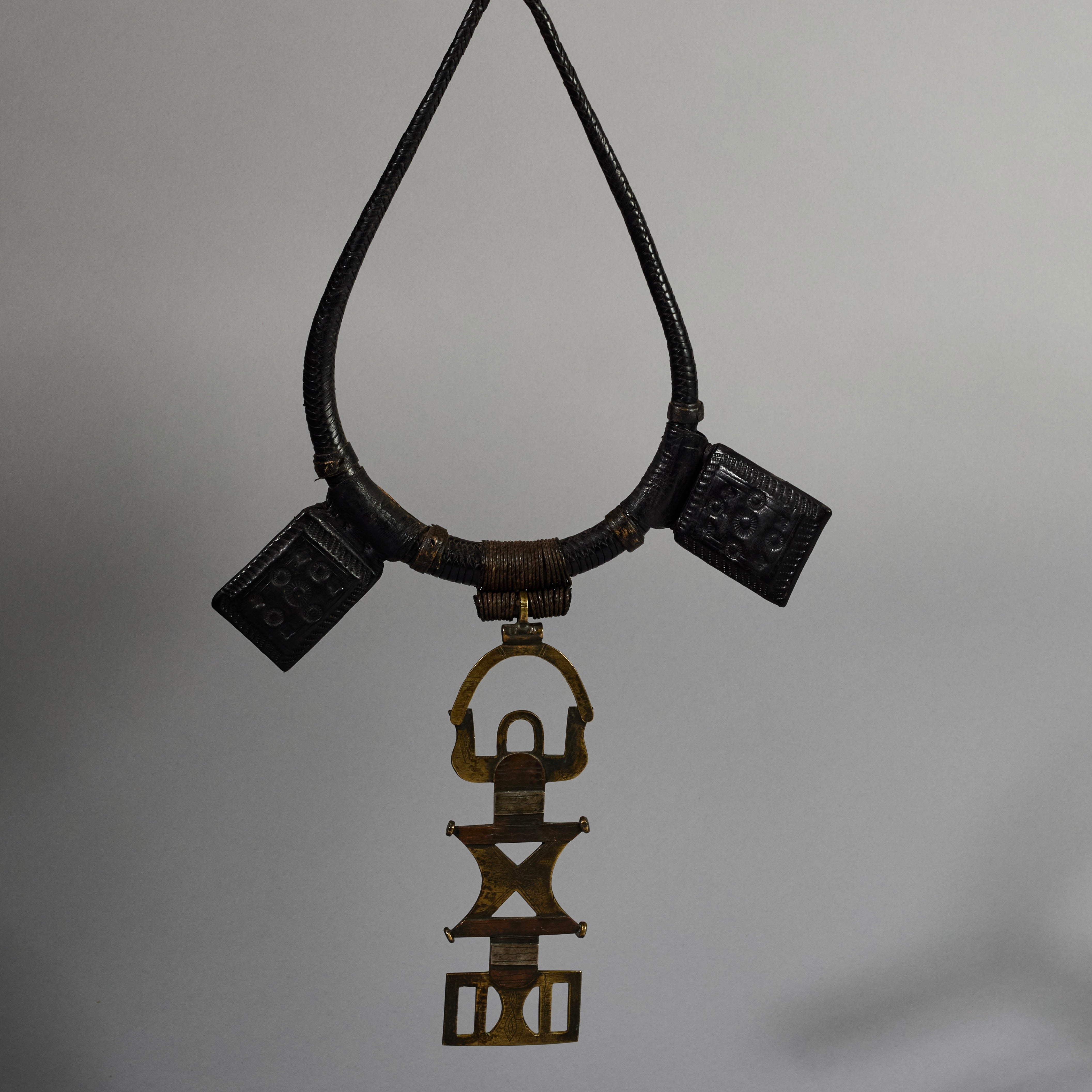 A CHARACTERFUL LEATHER TALISMAN GRIS GRIS NECKLACE, TUAREG TRIBE NIGER ( No 6250)