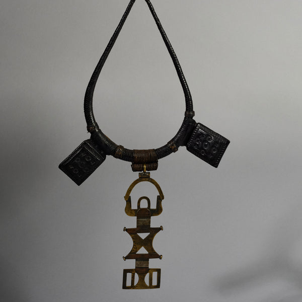 A CHARACTERFUL LEATHER TALISMAN GRIS GRIS NECKLACE, TUAREG TRIBE NIGER ( No 6250)