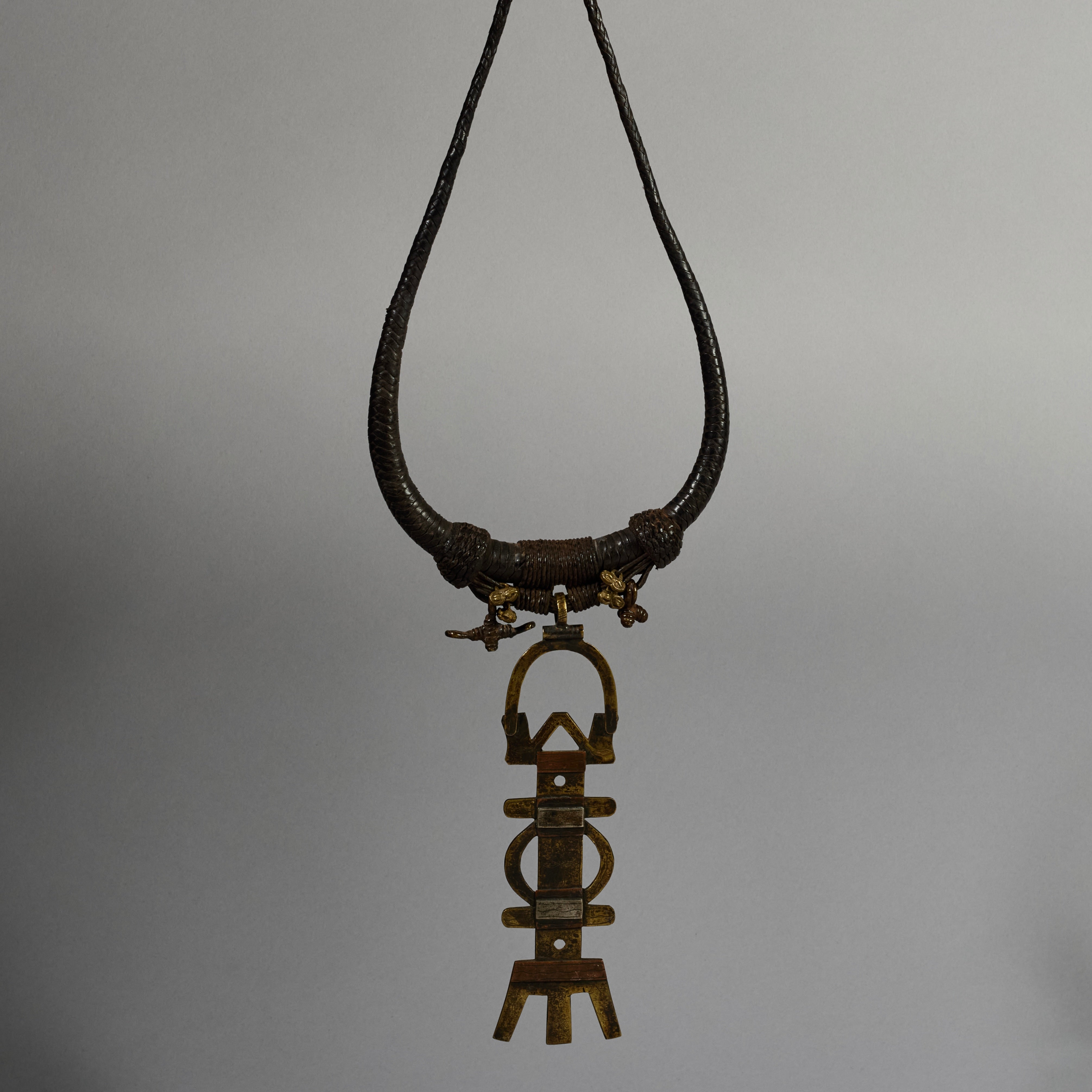 A CHARACTERFUL LEATHER TALISMAN GRIS GRIS NECKLACE, TUAREG TRIBE NIGER ( No 6248)