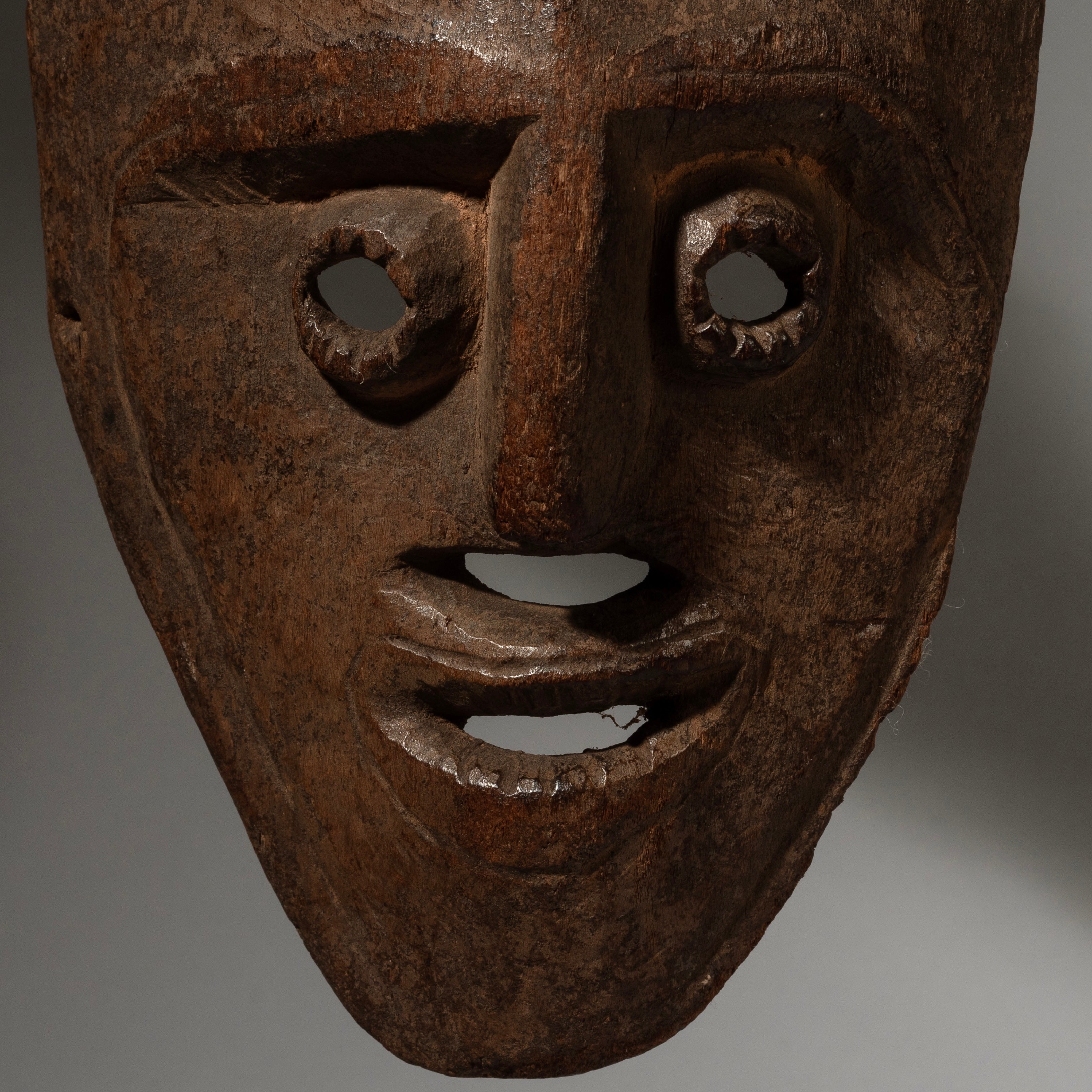 A SIMPLE MASK FROM BURKINA FASO ( No 2919 )