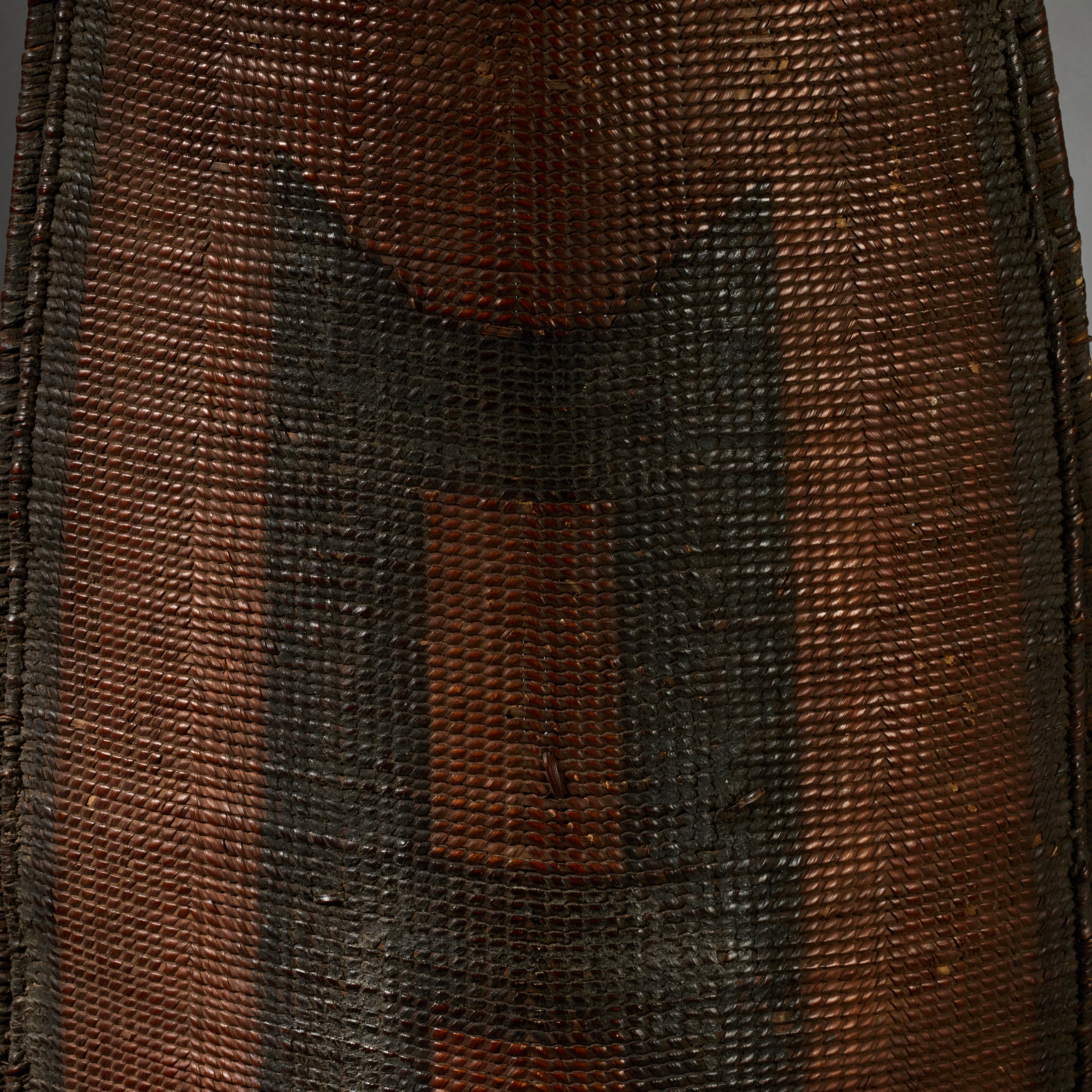 A STUNNING NATURAL FIBRE SHIELD FROM THE NGOMBE TRIBE OF THE CONGO, EX UK COLLECTION  [ No 6293 )