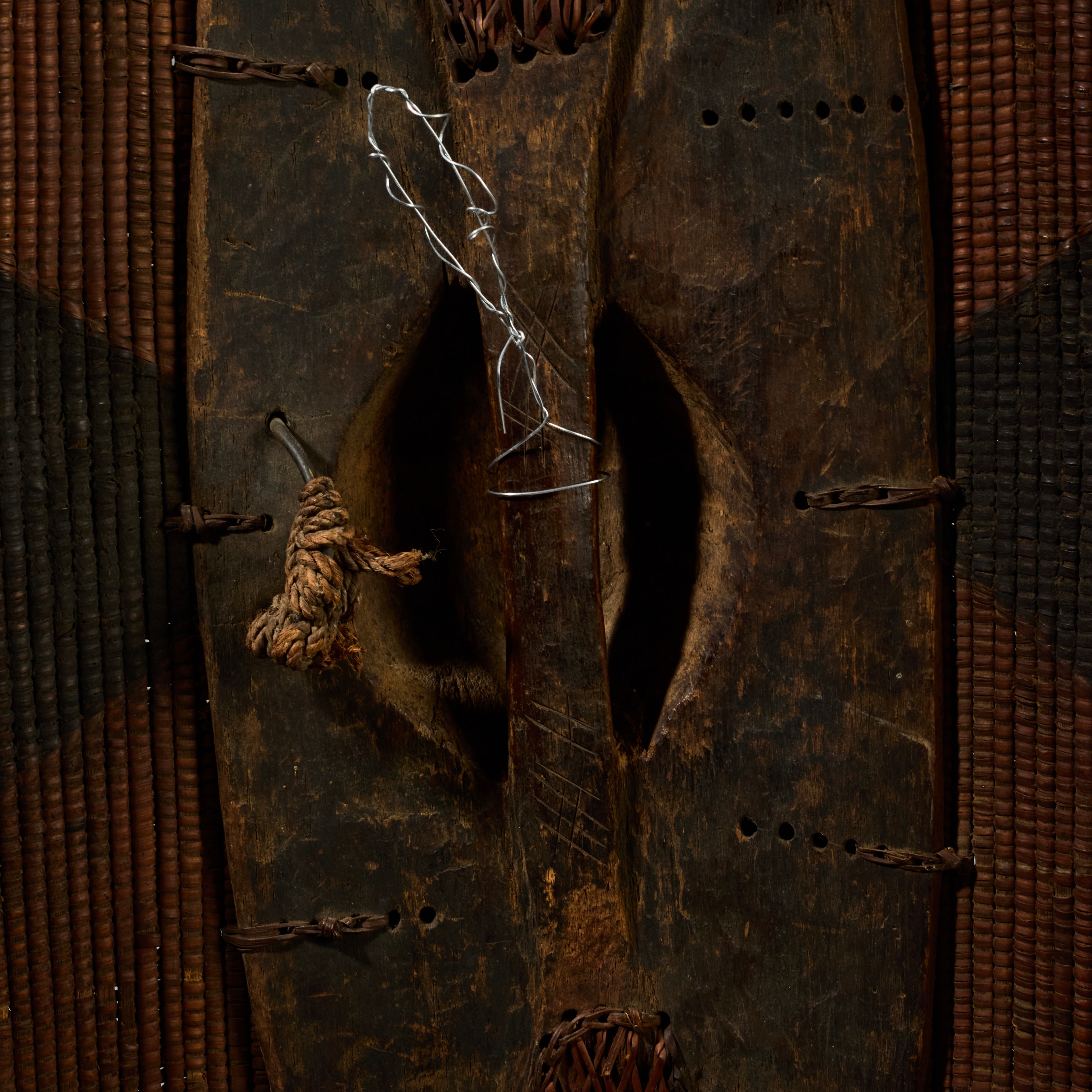 A STUNNING NATURAL FIBRE SHIELD FROM THE NGOMBE TRIBE OF THE CONGO, EX UK COLLECTION  [ No 6293 )