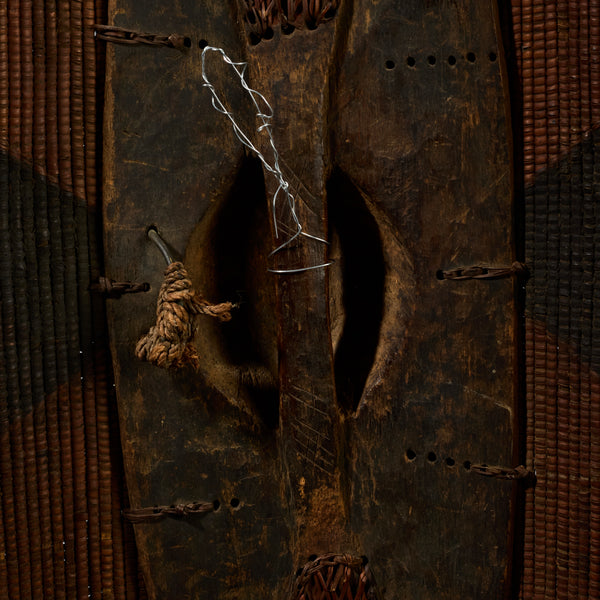 A STUNNING NATURAL FIBRE SHIELD FROM THE NGOMBE TRIBE OF THE CONGO, EX UK COLLECTION  [ No 6293 )