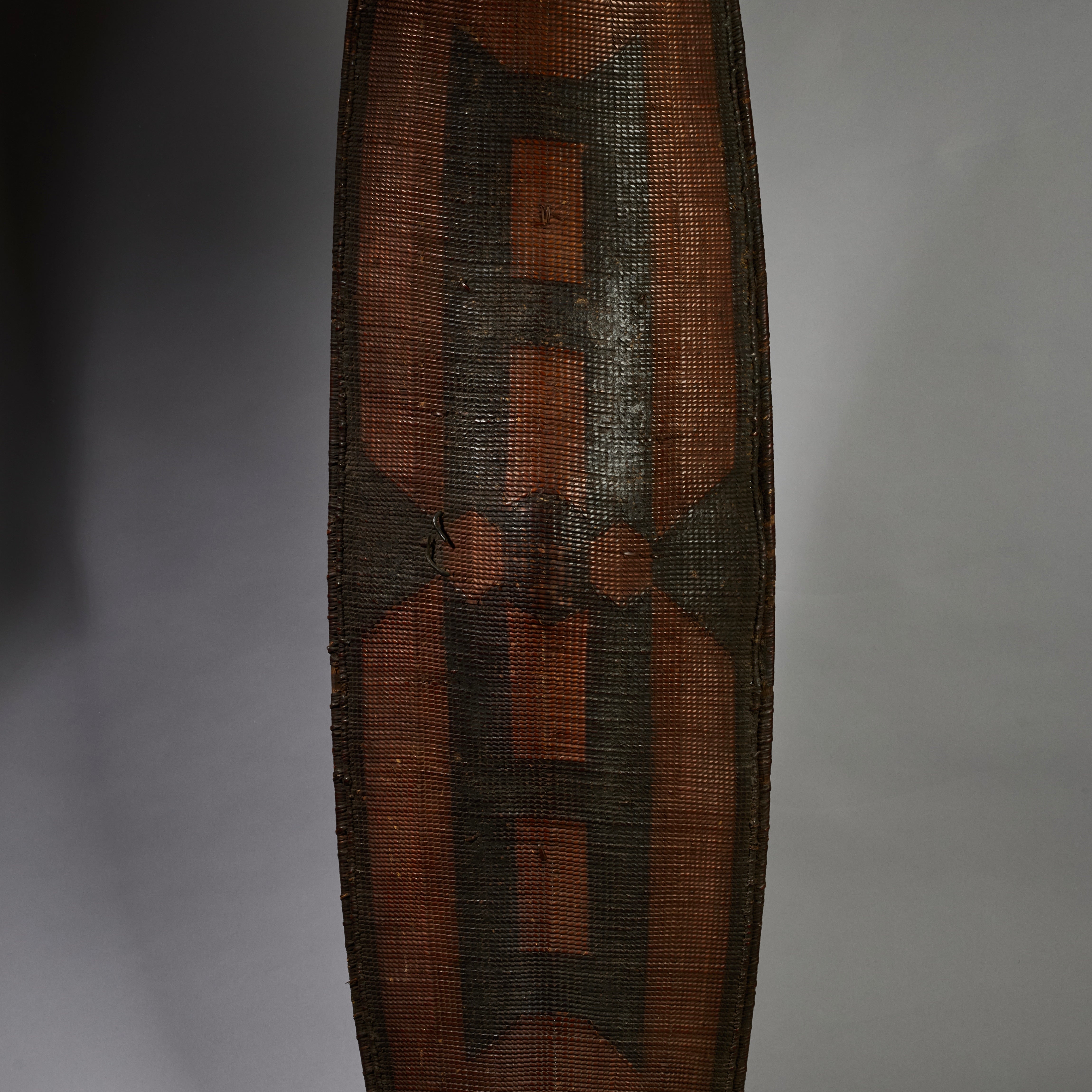 A STUNNING NATURAL FIBRE SHIELD FROM THE NGOMBE TRIBE OF THE CONGO, EX UK COLLECTION  [ No 6293 )