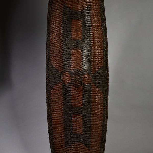 A STUNNING NATURAL FIBRE SHIELD FROM THE NGOMBE TRIBE OF THE CONGO, EX UK COLLECTION  [ No 6293 )