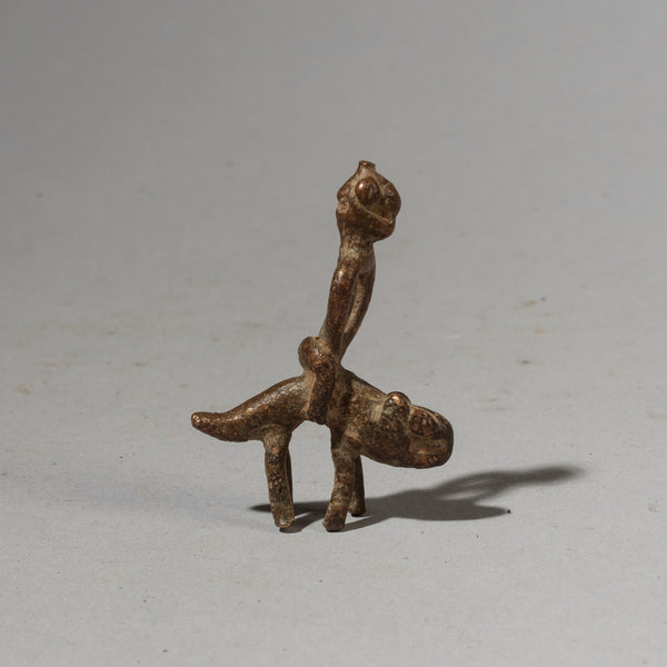 A QUIRKY LOBI DIVINATION BRONZE, CHAMELEON +RIDER BURKINA FASO ( No 2939 )