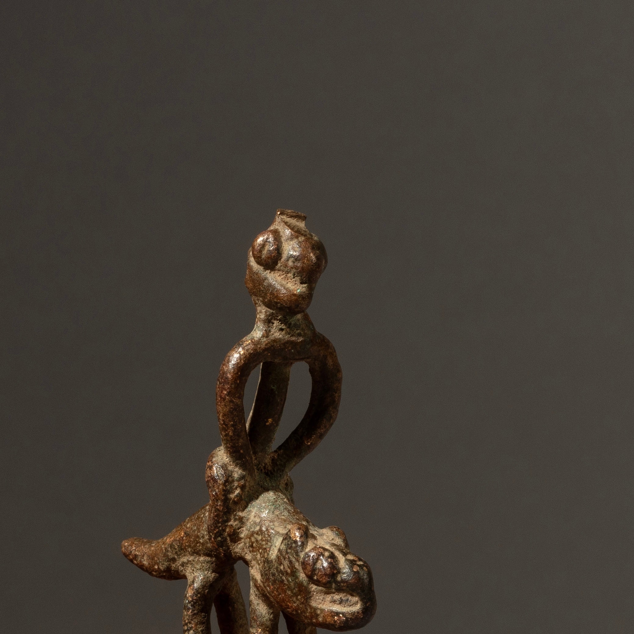 A QUIRKY LOBI DIVINATION BRONZE, CHAMELEON +RIDER BURKINA FASO ( No 2939 )