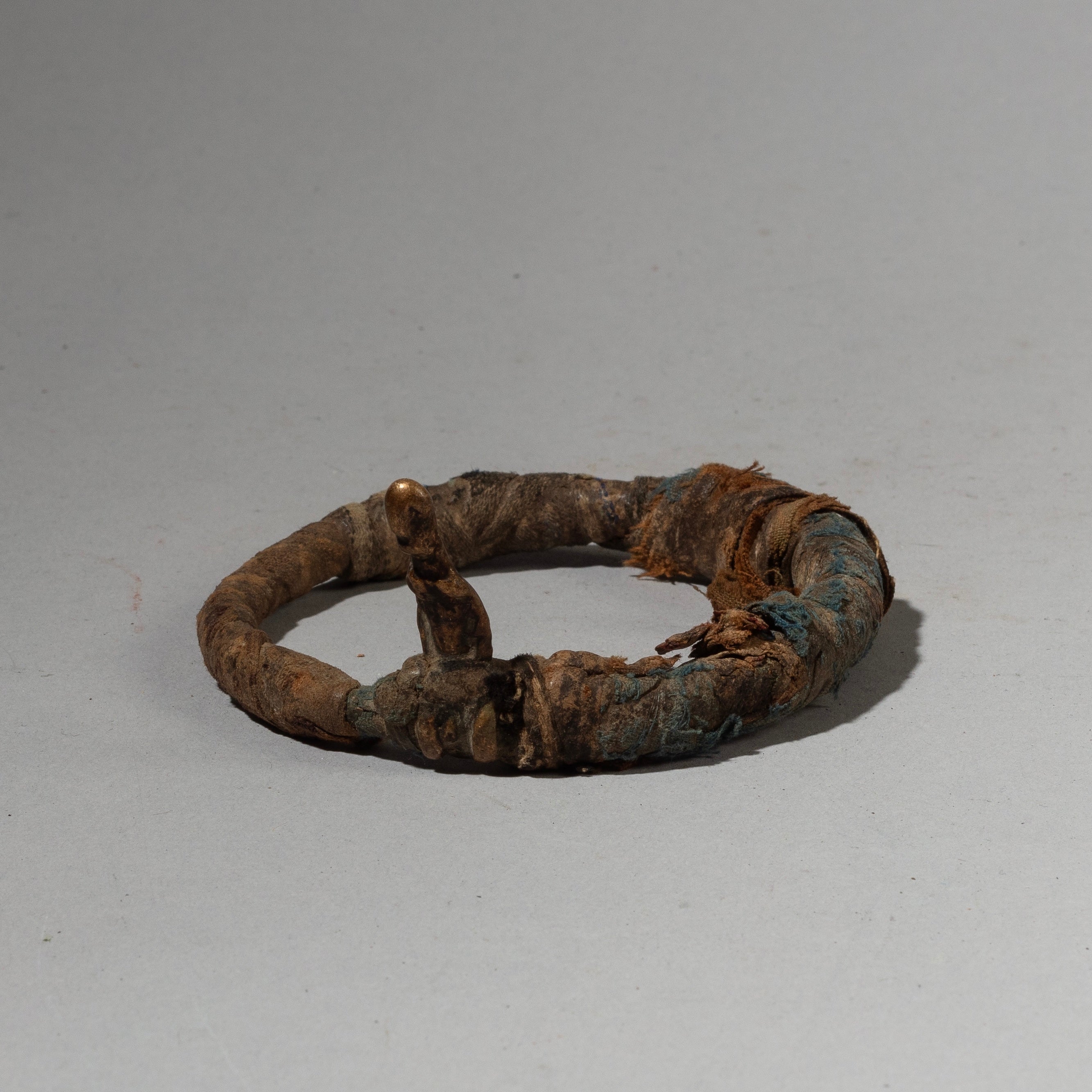 AN ANTIQUE ENCRUSTED BRACELET, SENOUFO TRIBE OF  BURKINA FASO ( No 2938 )