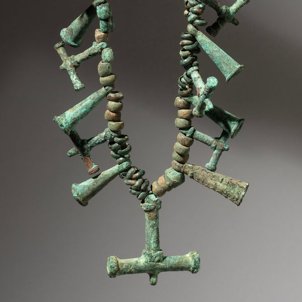 AN ANCIENT BRONZE NECKLACE WITH VERT DE GRIS PATINA FROM WEST AFRICA  (   No 2926 )