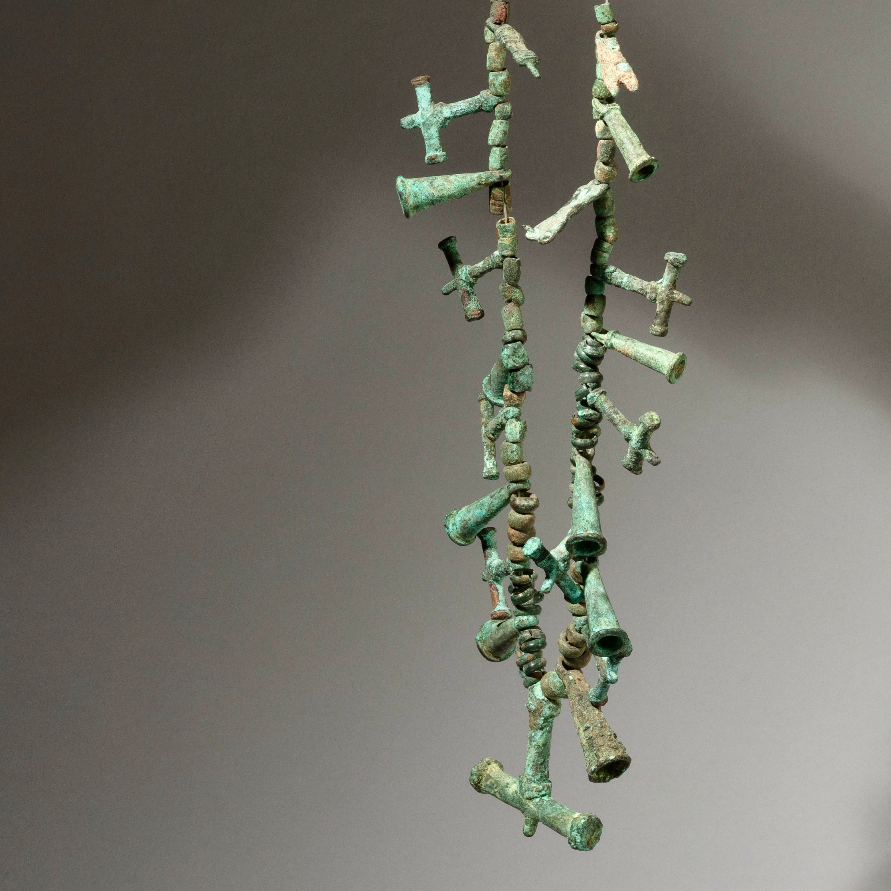 AN ANCIENT BRONZE NECKLACE WITH VERT DE GRIS PATINA FROM WEST AFRICA  (   No 2926 )